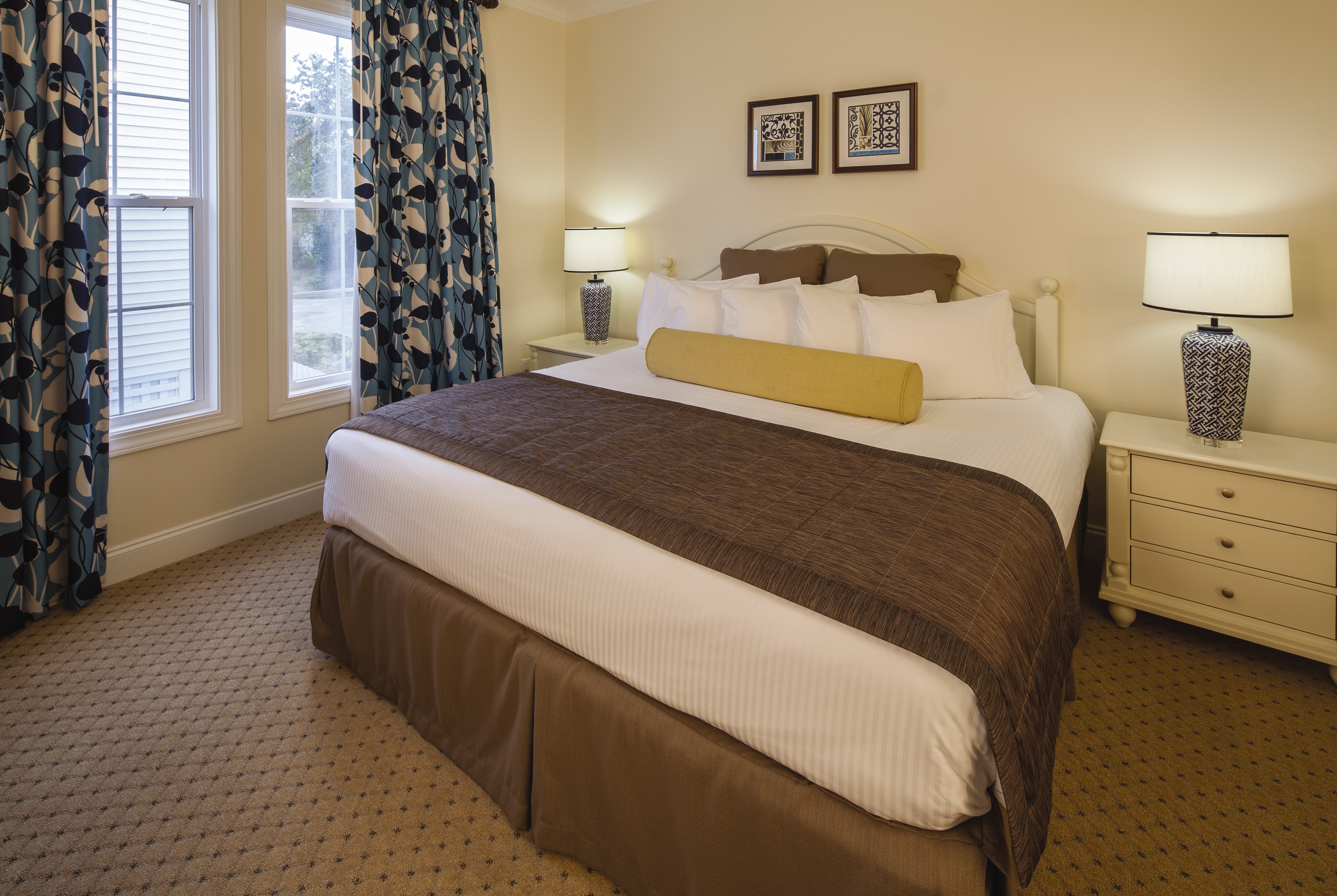 King bed guest room at the Club Wyndham Ocean Ridge in Edisto Island, South Carolina