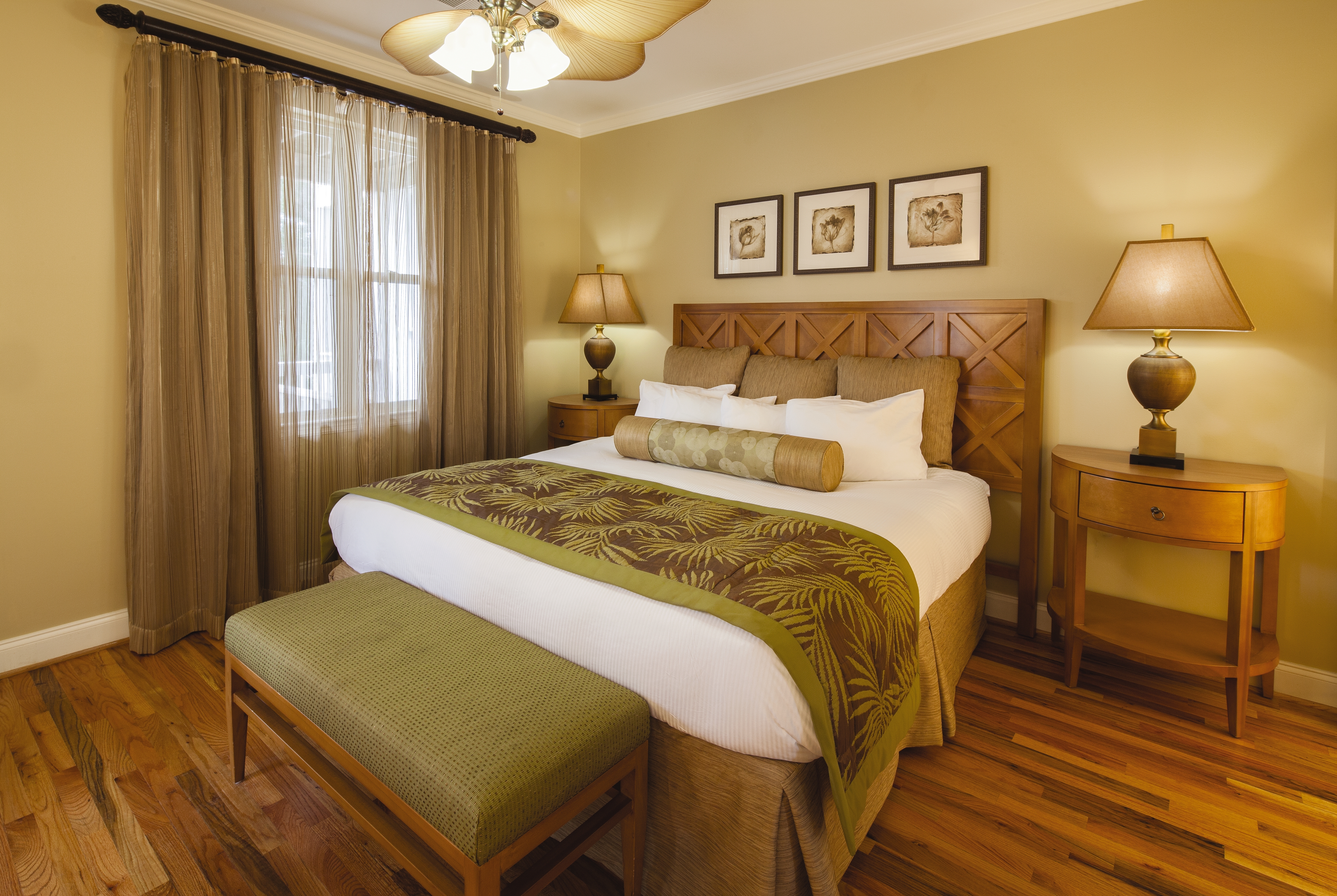 King bed guest room at the Club Wyndham Ocean Ridge in Edisto Island, South Carolina