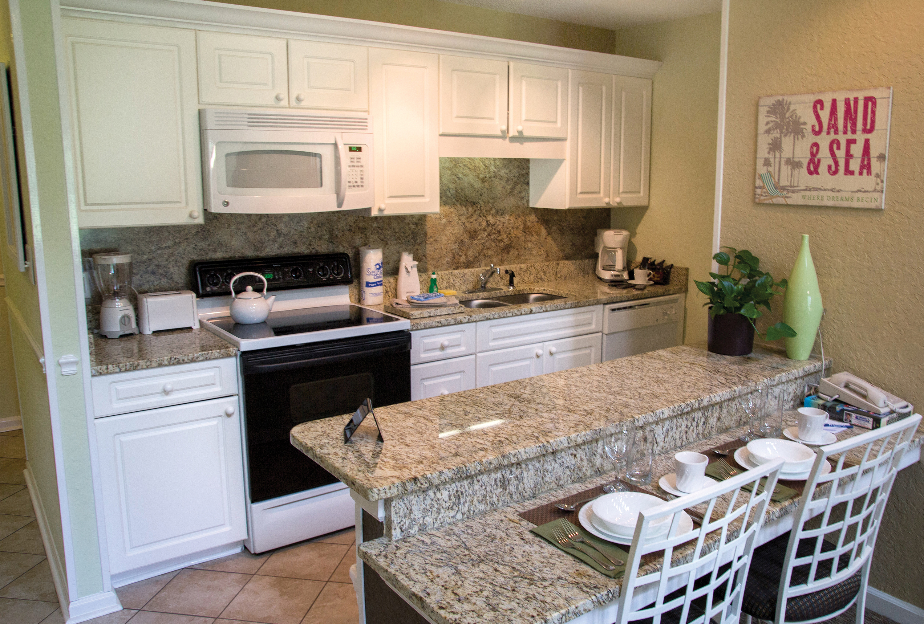 Guest room at the Club Wyndham Grand Palms in Surfside Beach, South Carolina