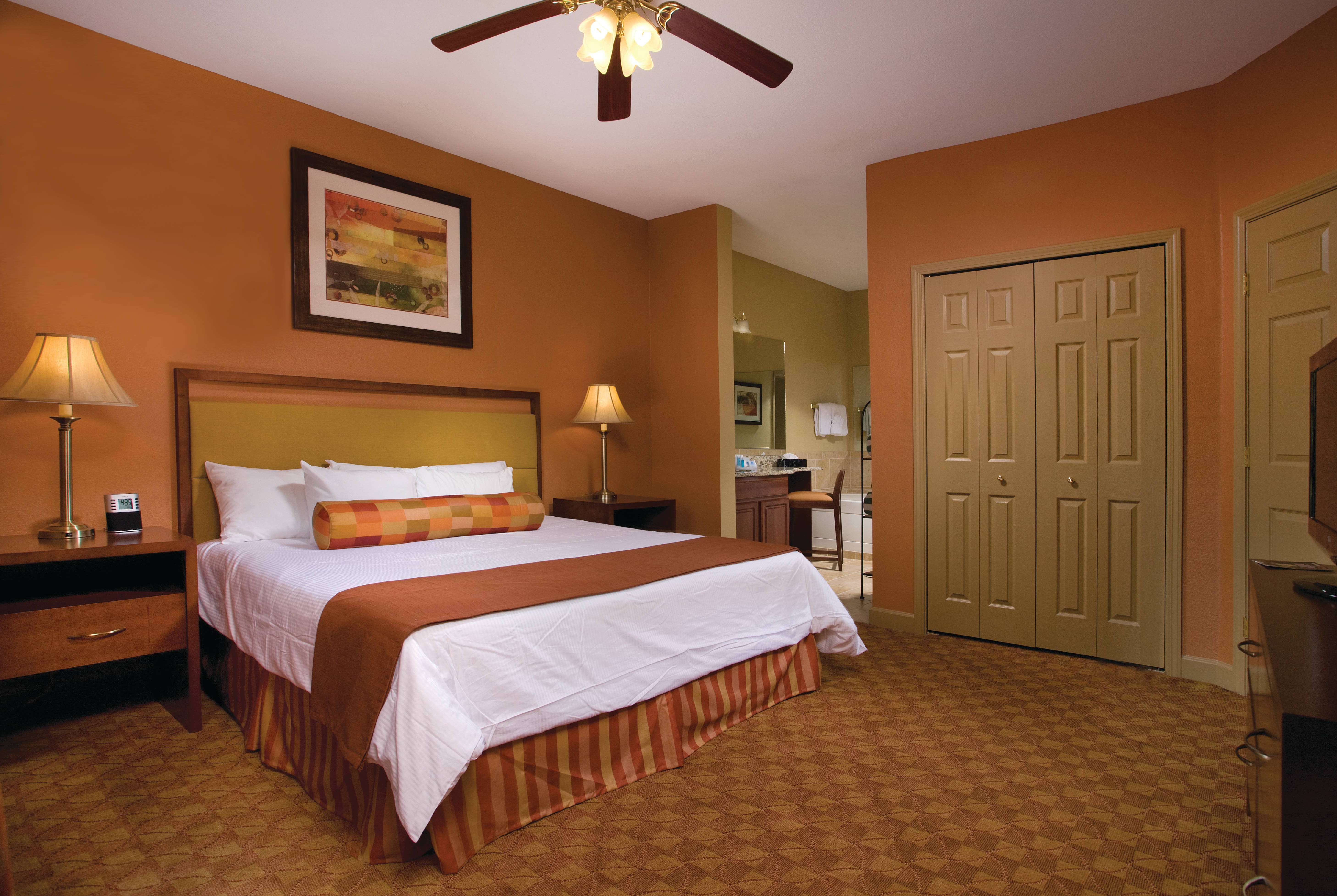 King bed guest room at the Club Wyndham Nashville in Nashville, Tennessee