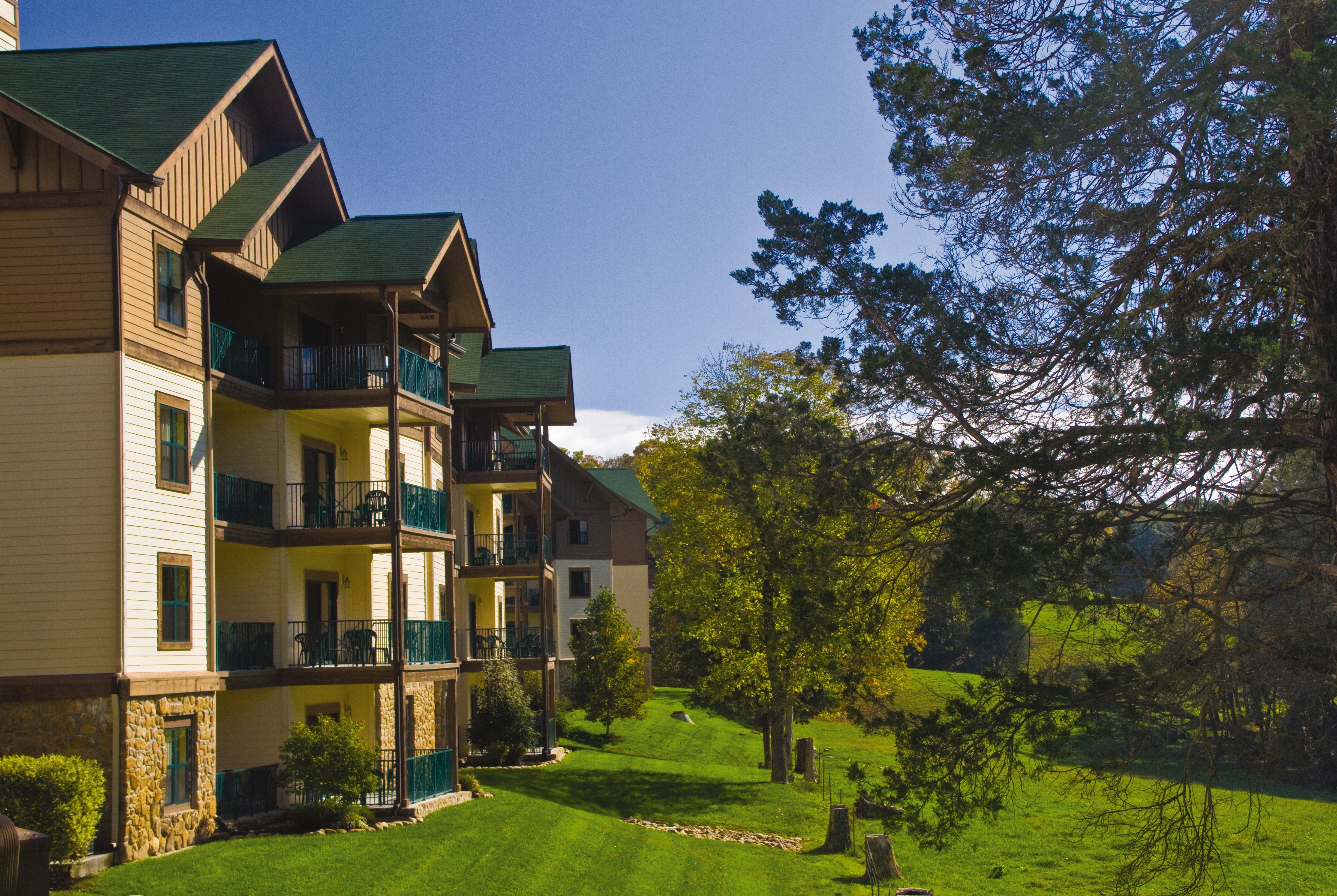 Exterior Day Image of Club Wyndham Smoky Mountains hotel in Sevierville, Tennessee