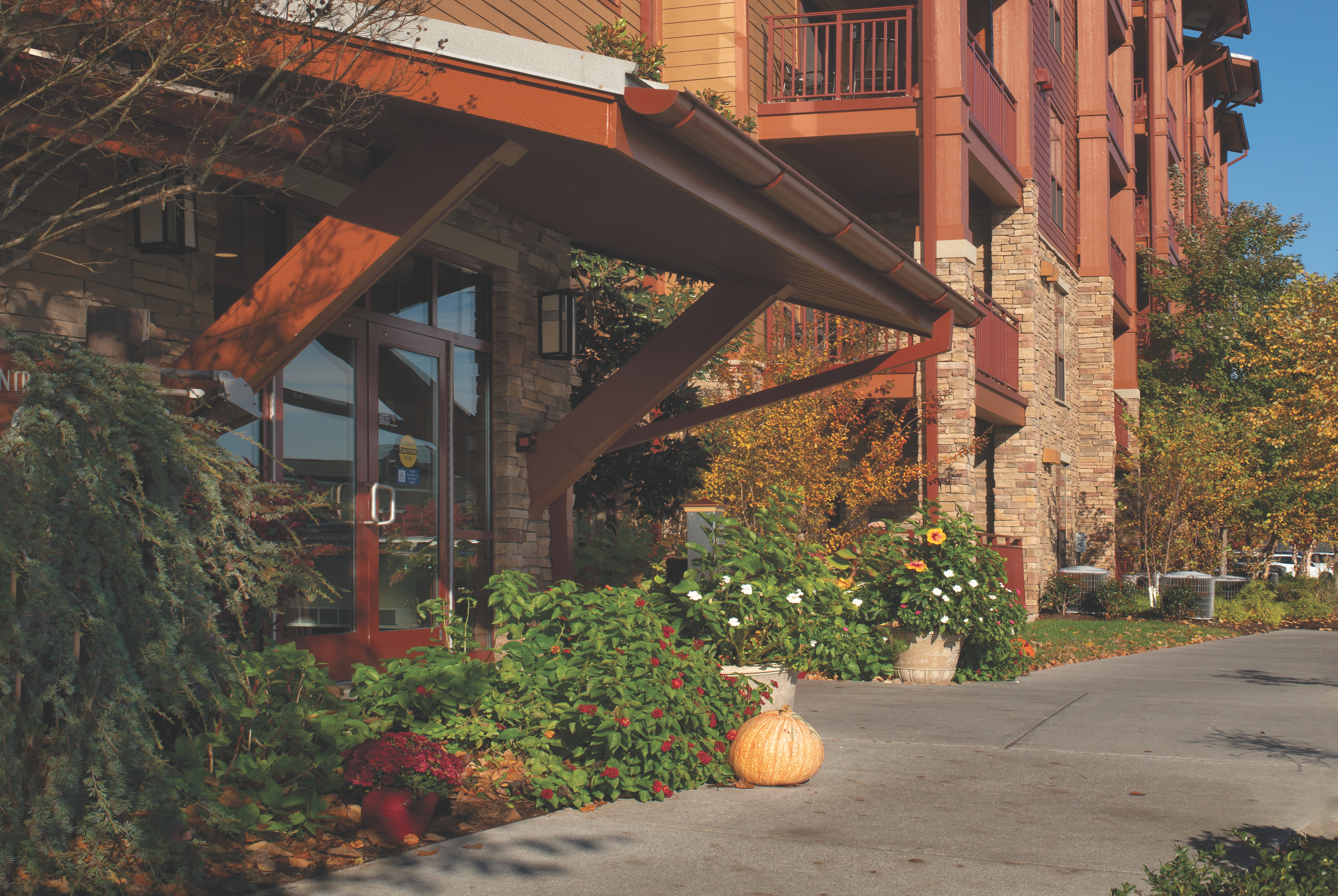 Exterior of Club Wyndham Great Smokies Lodge hotel in Sevierville, Tennessee