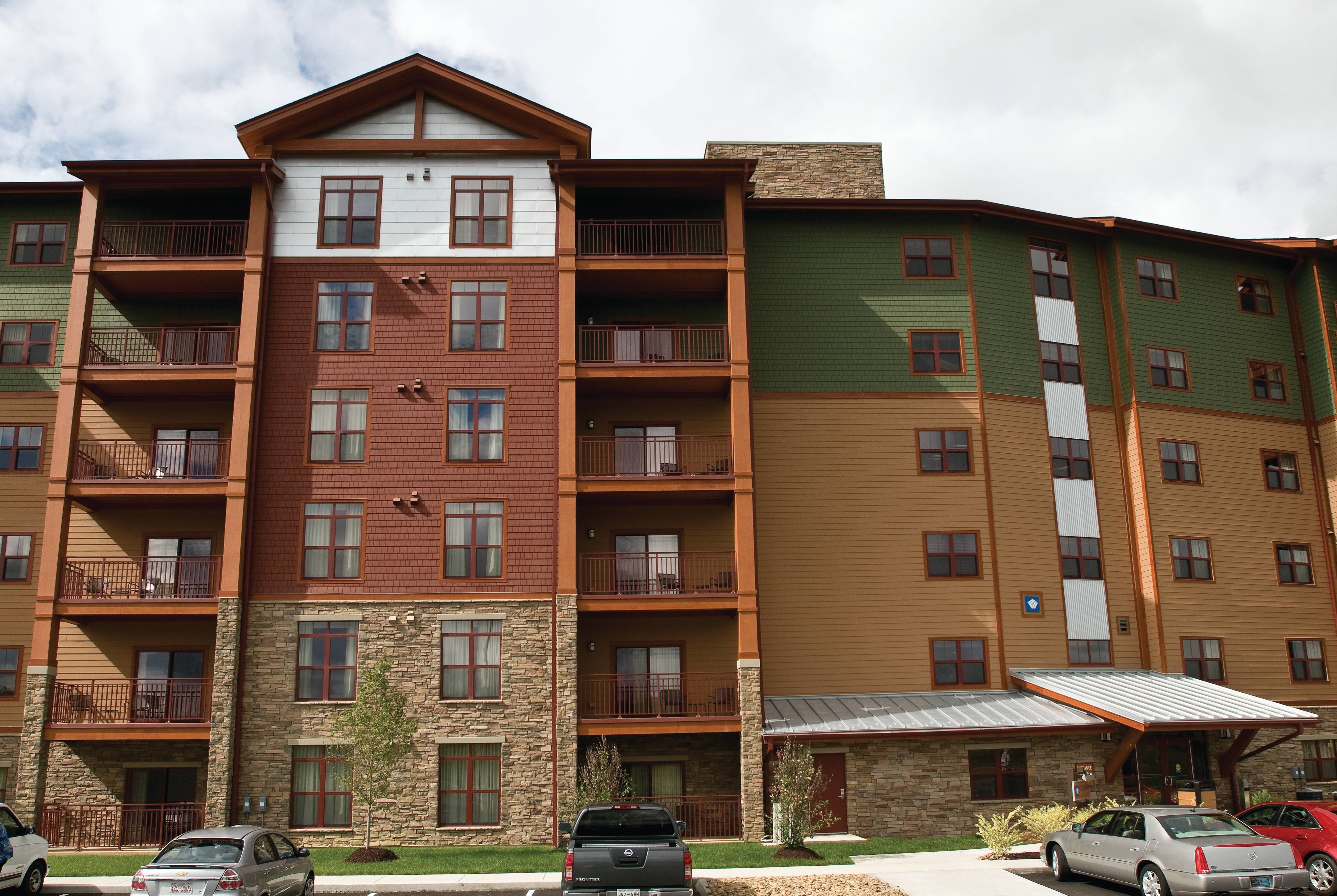 Exterior of Club Wyndham Great Smokies Lodge hotel in Sevierville, Tennessee