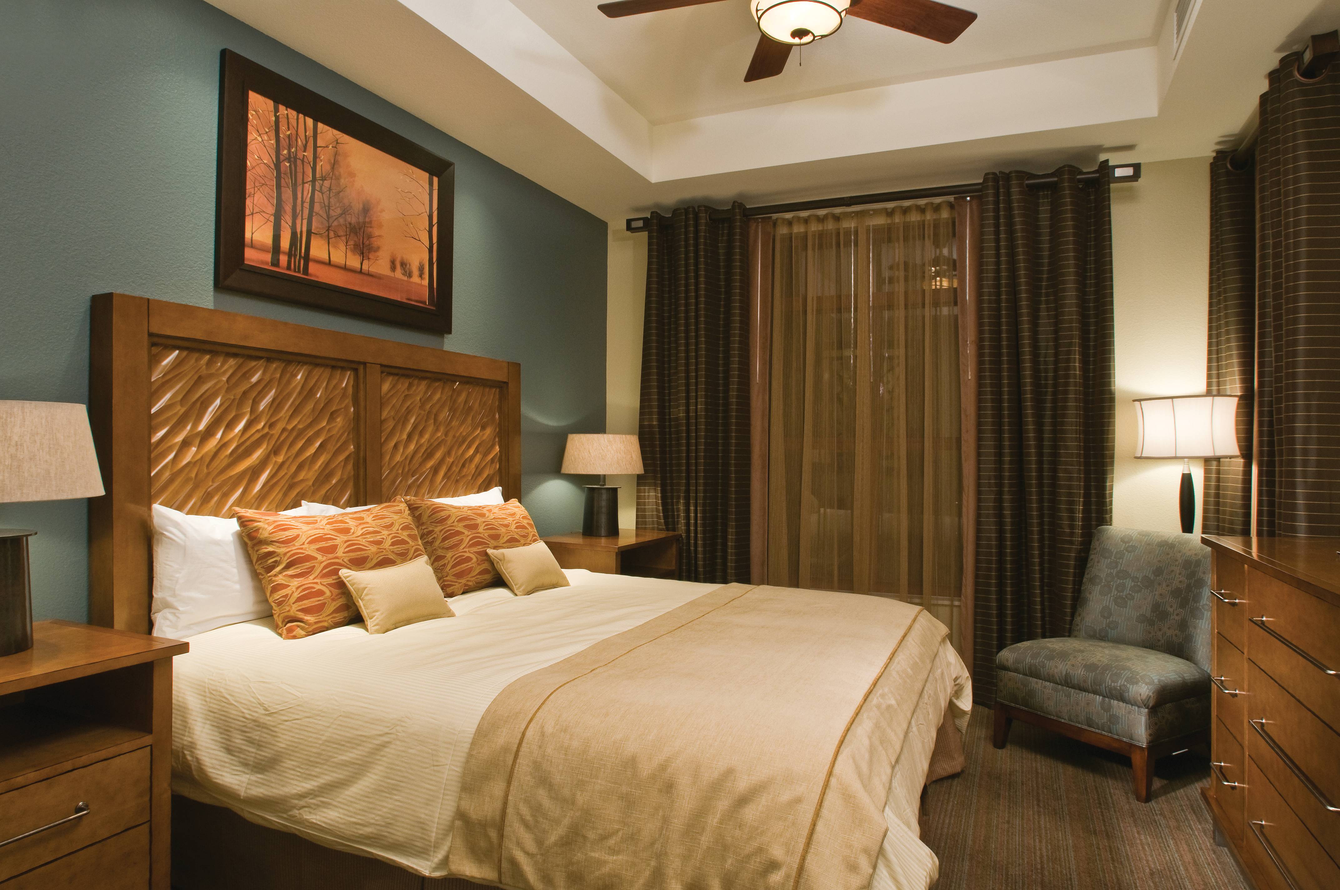 Guest room at the Club Wyndham Great Smokies Lodge in Sevierville, Tennessee
