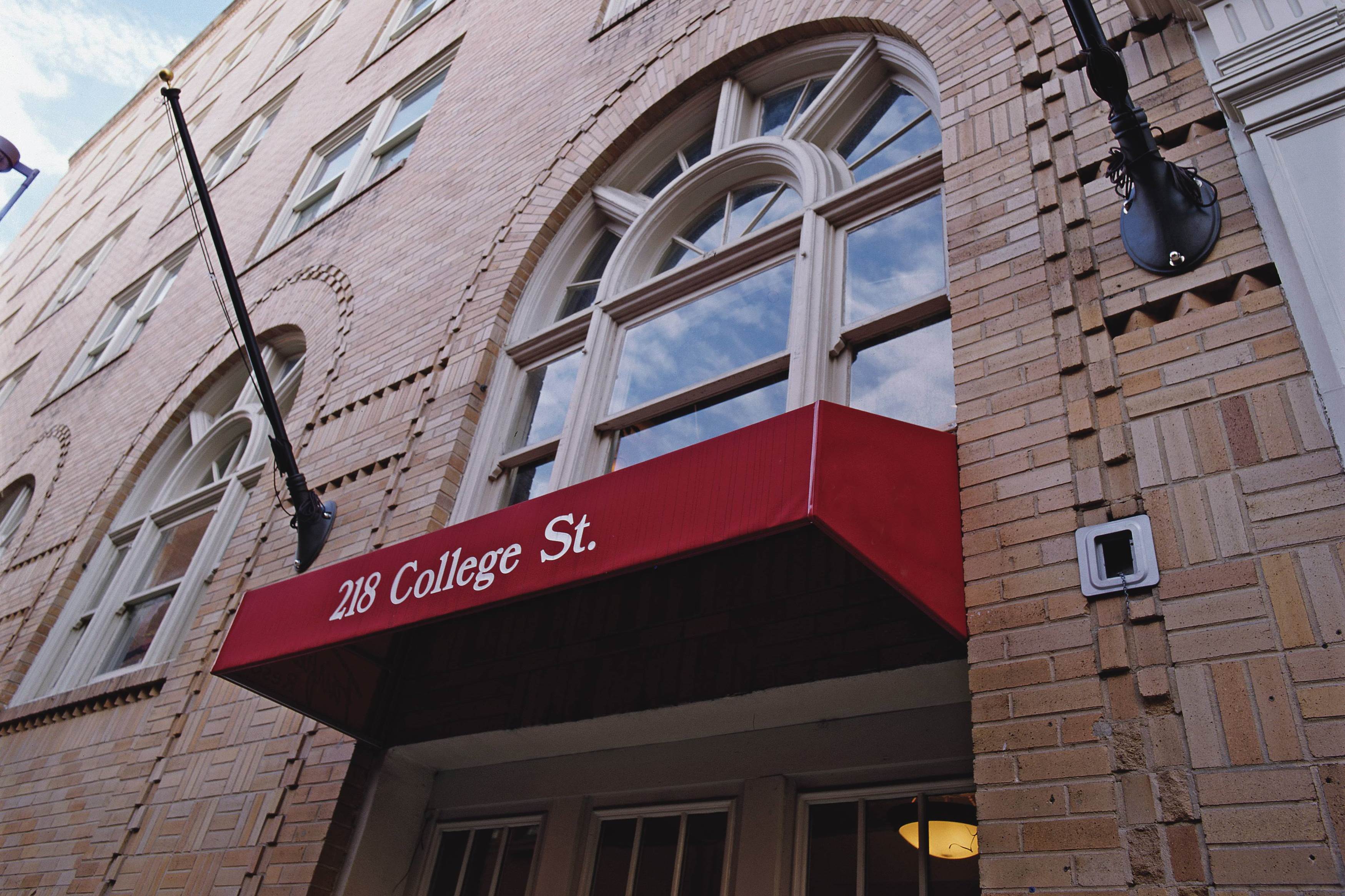 Exterior of Club Wyndham Riverside Suites hotel in San Antonio, Texas