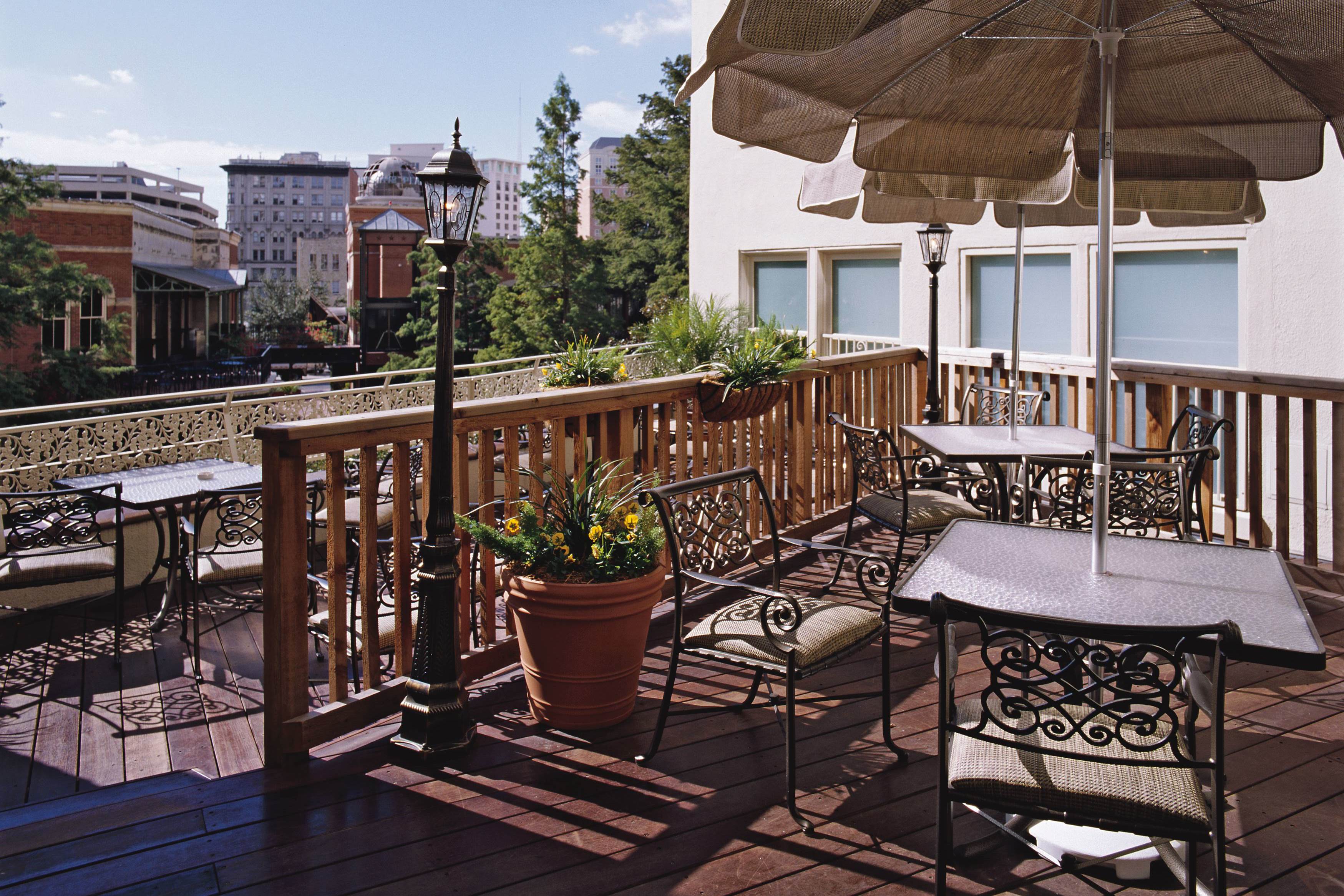 Exterior of Club Wyndham Riverside Suites hotel in San Antonio, Texas