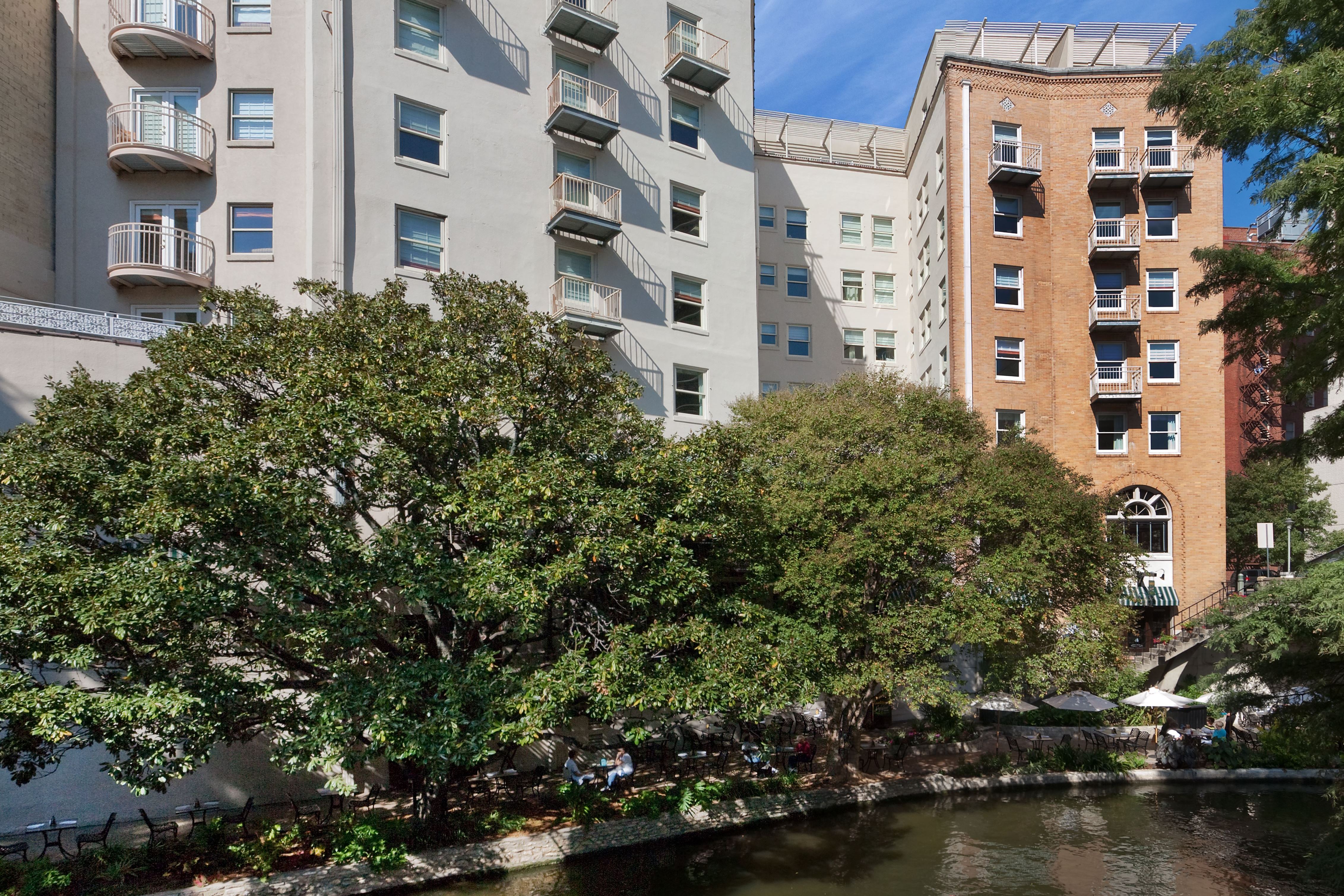 Exterior of Club Wyndham Riverside Suites hotel in San Antonio, Texas