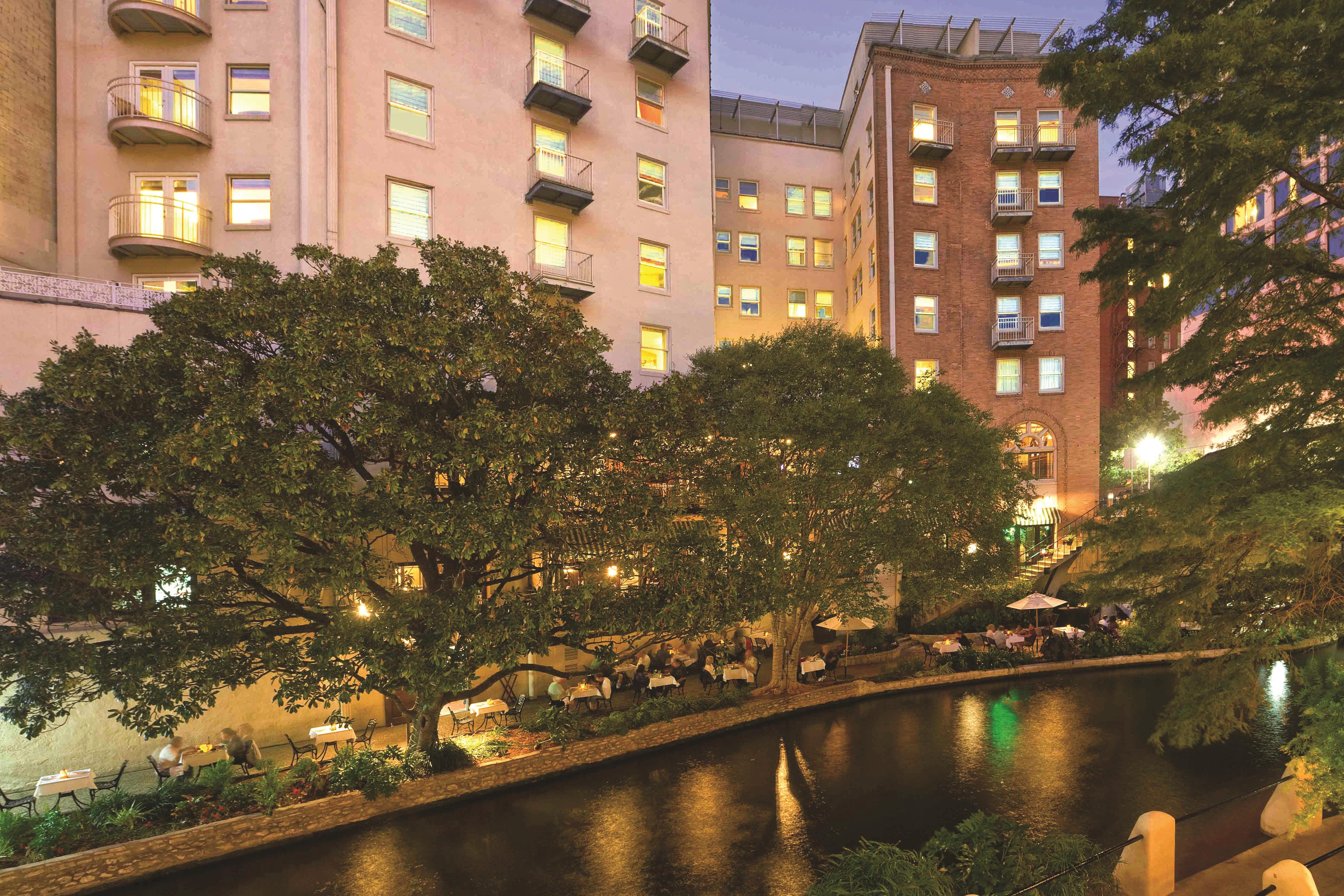 Exterior of Club Wyndham Riverside Suites hotel in San Antonio, Texas