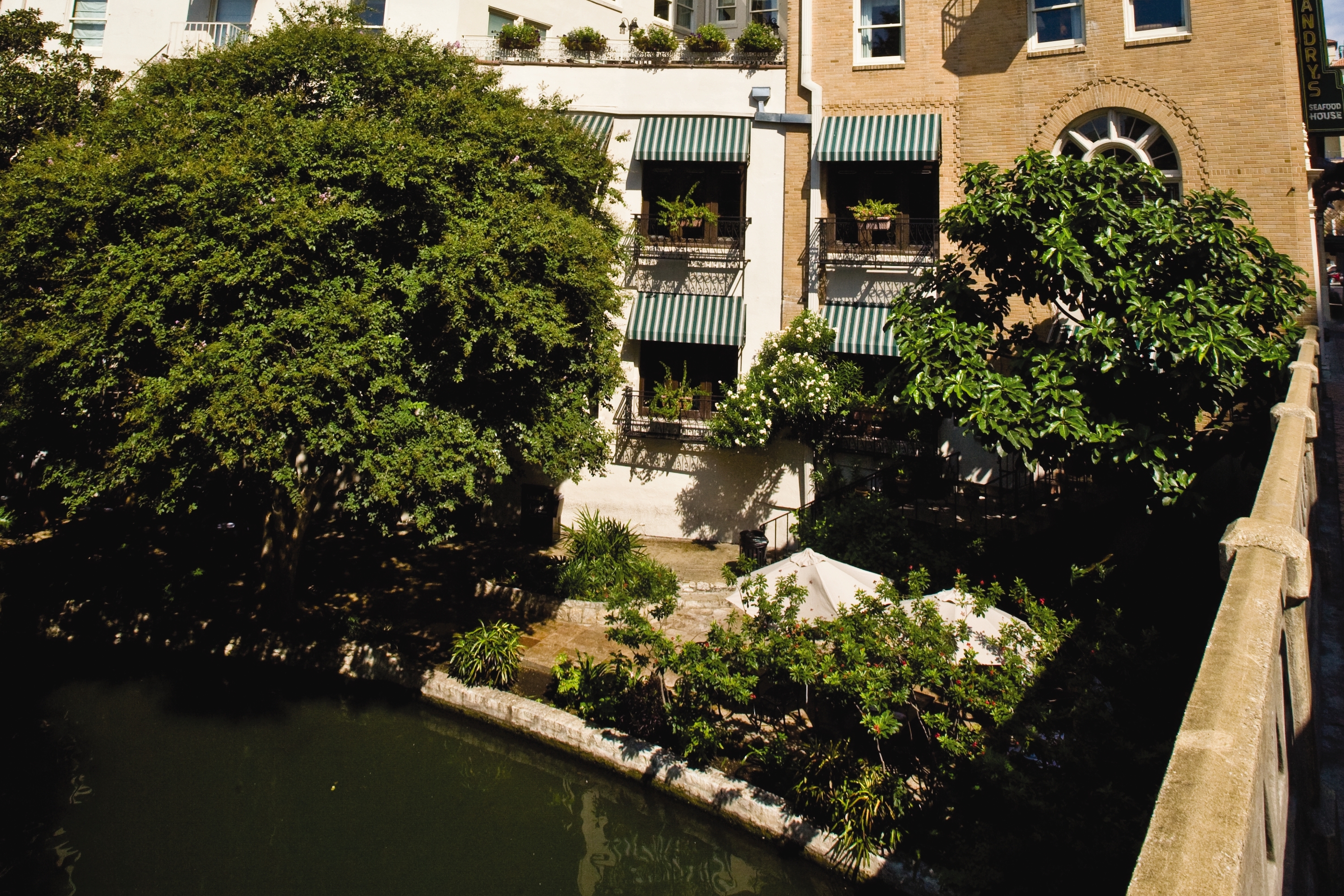 Exterior of Club Wyndham Riverside Suites hotel in San Antonio, Texas