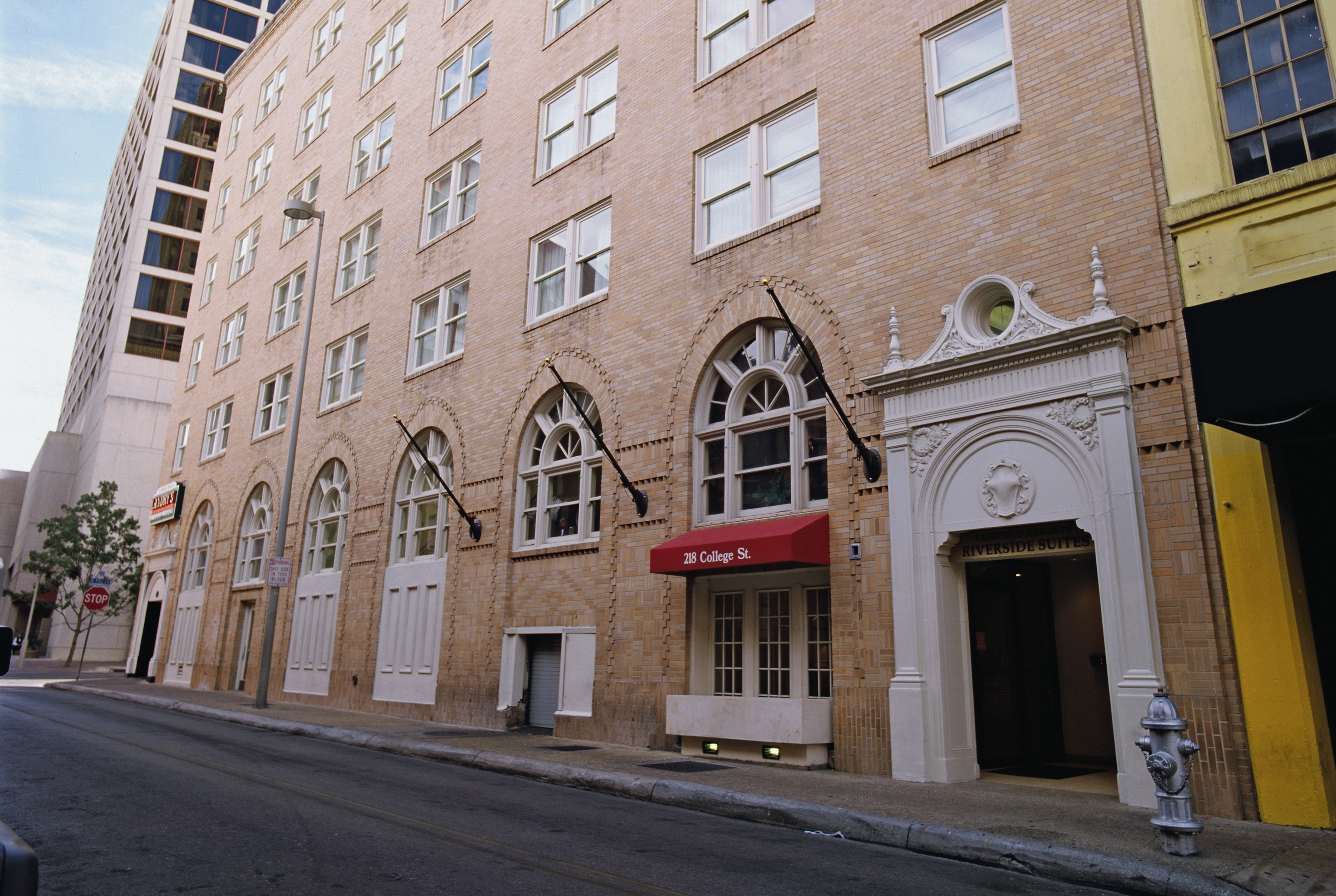 Exterior of Club Wyndham Riverside Suites hotel in San Antonio, Texas
