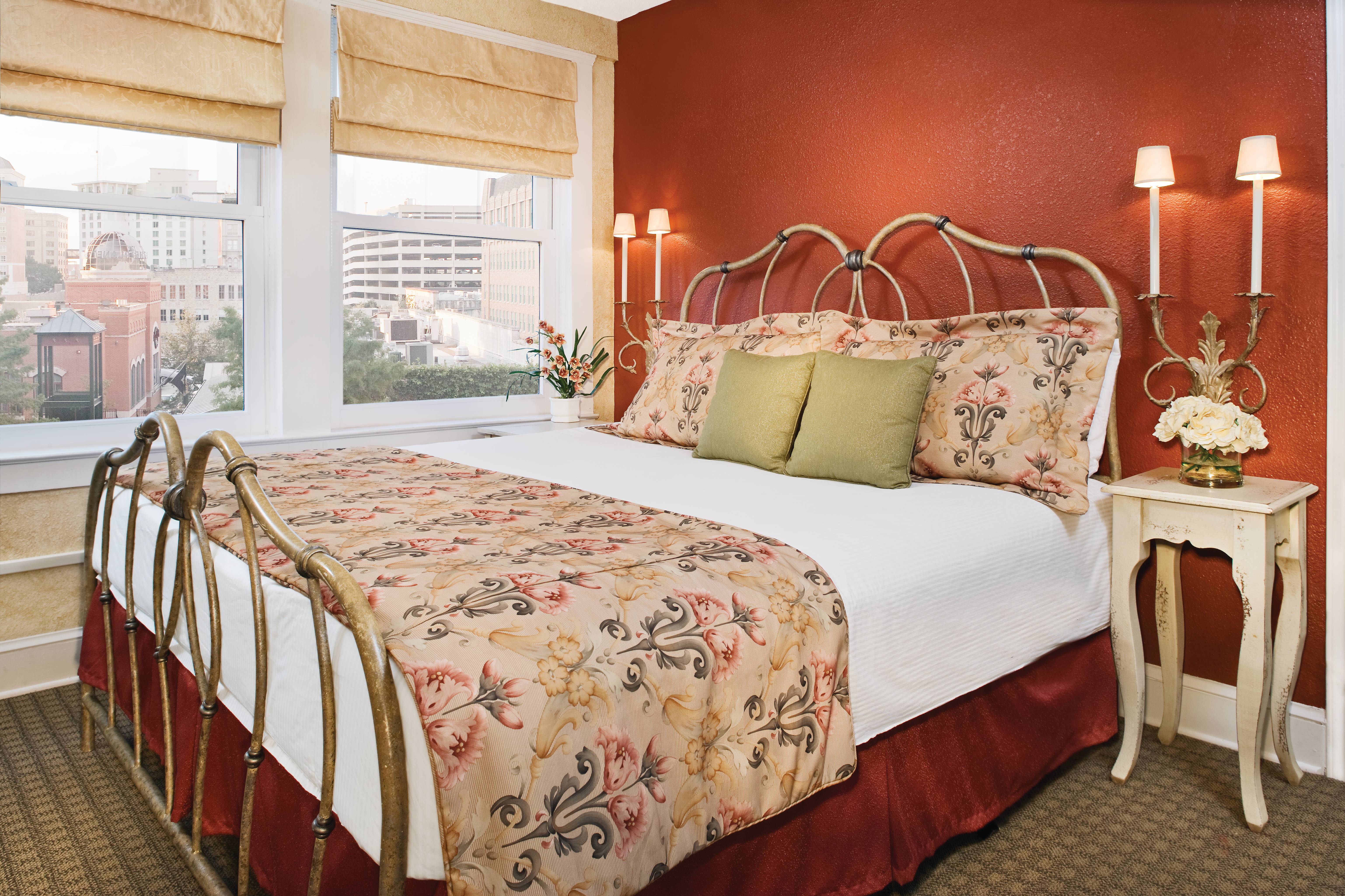 Guest room at the Club Wyndham Riverside Suites in San Antonio, Texas