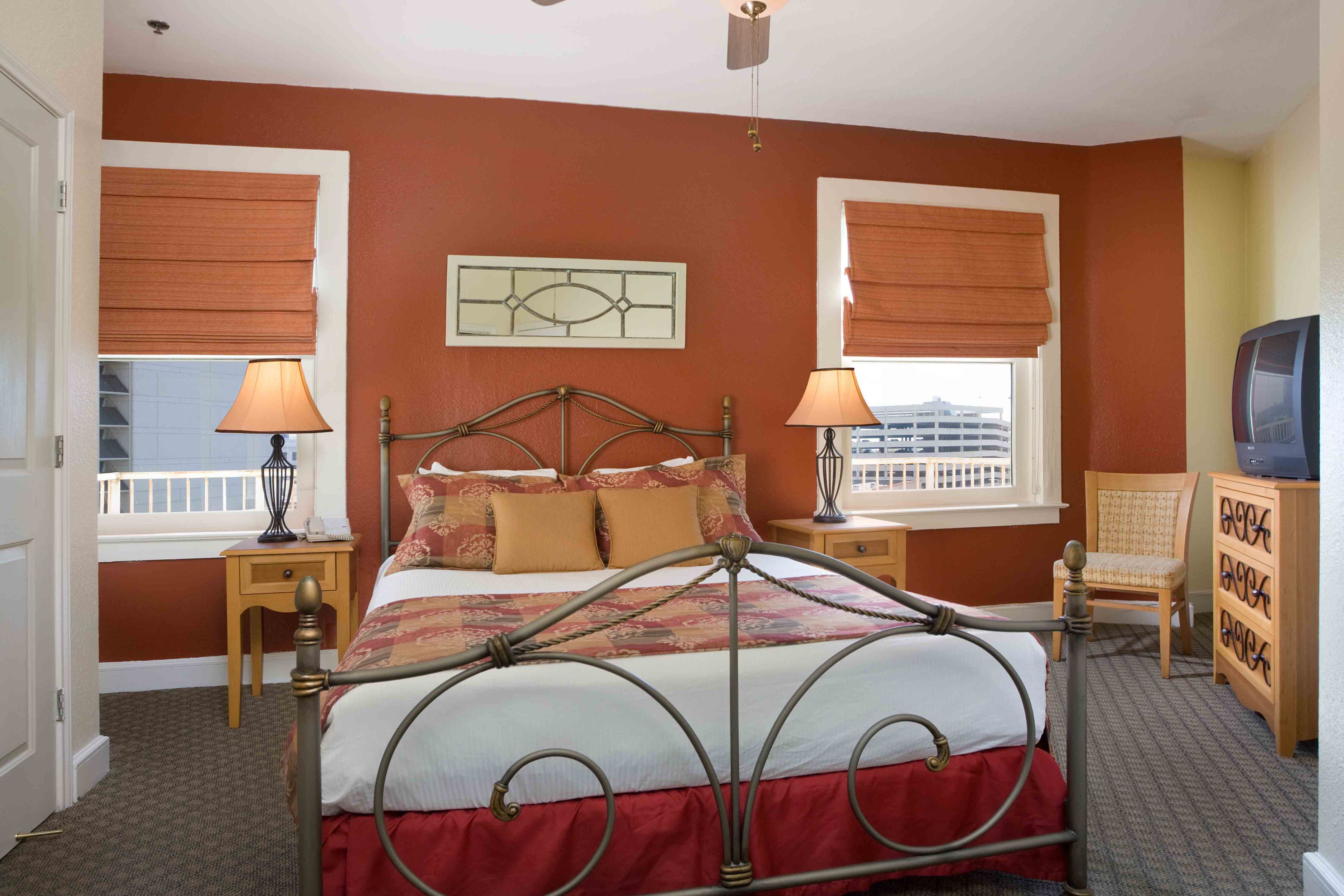 Guest room at the Club Wyndham Riverside Suites in San Antonio, Texas