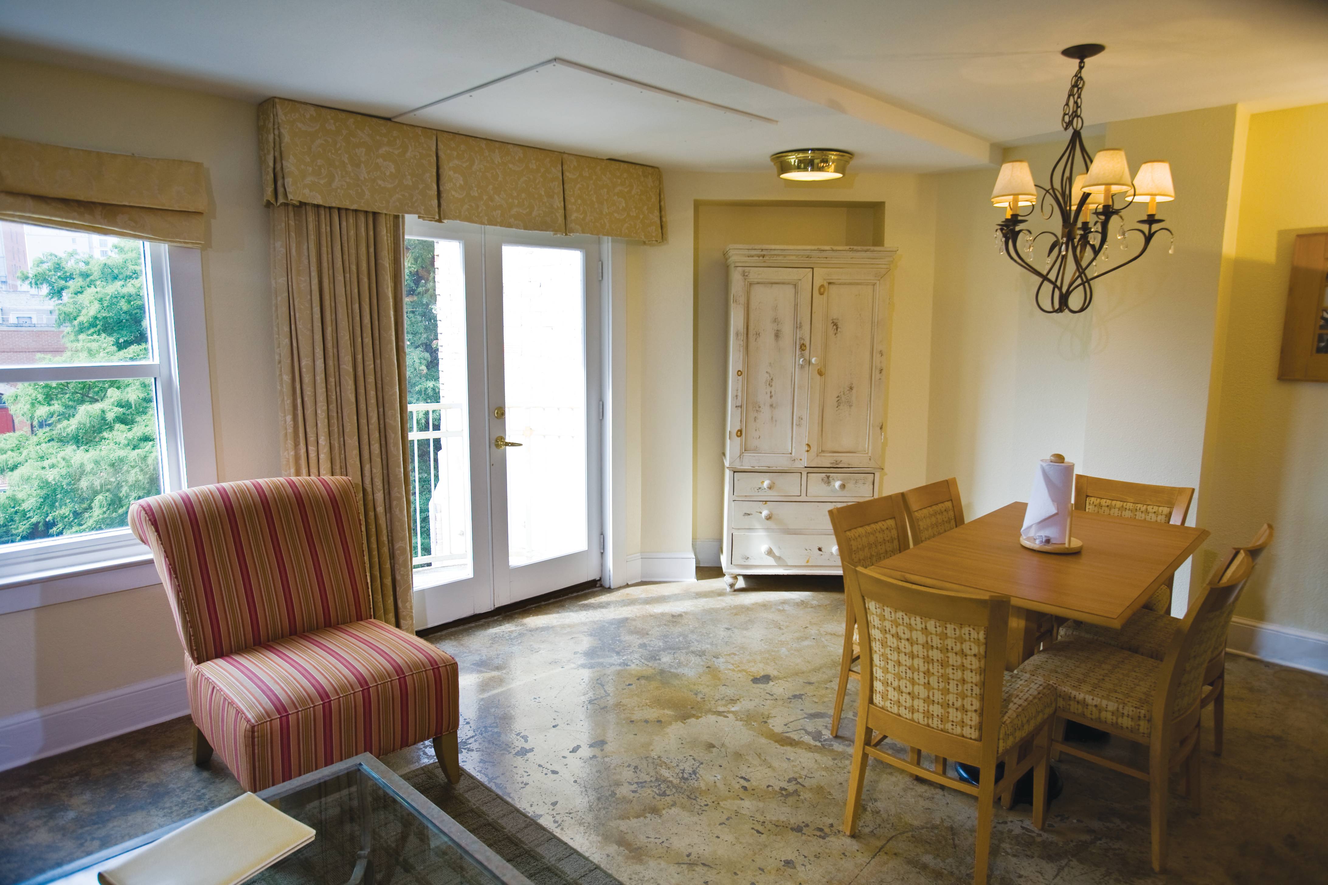 Guest room at the Club Wyndham Riverside Suites in San Antonio, Texas