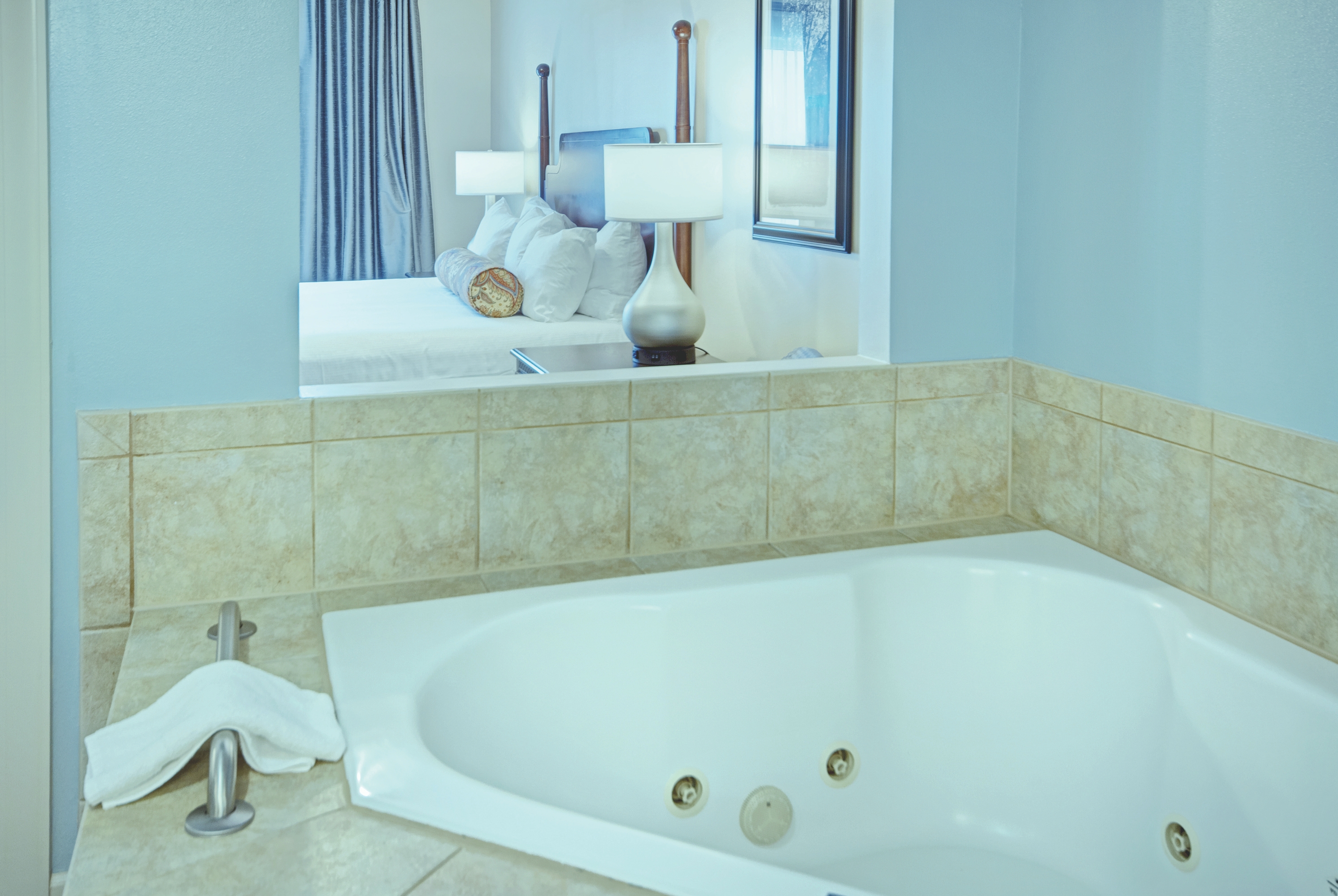 Guest room at the Club Wyndham Old Town Alexandria in Alexandria, Virginia