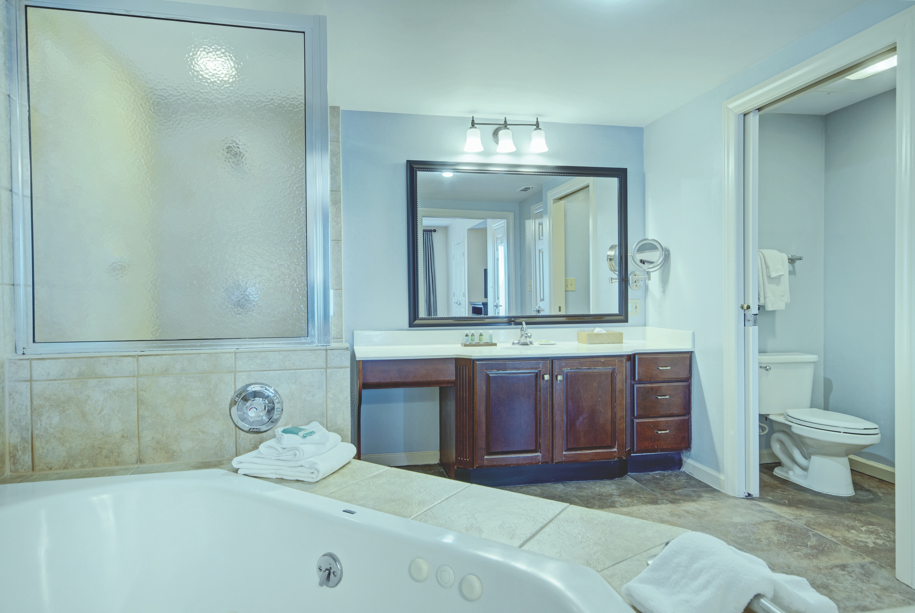 Guest room at the Club Wyndham Old Town Alexandria in Alexandria, Virginia