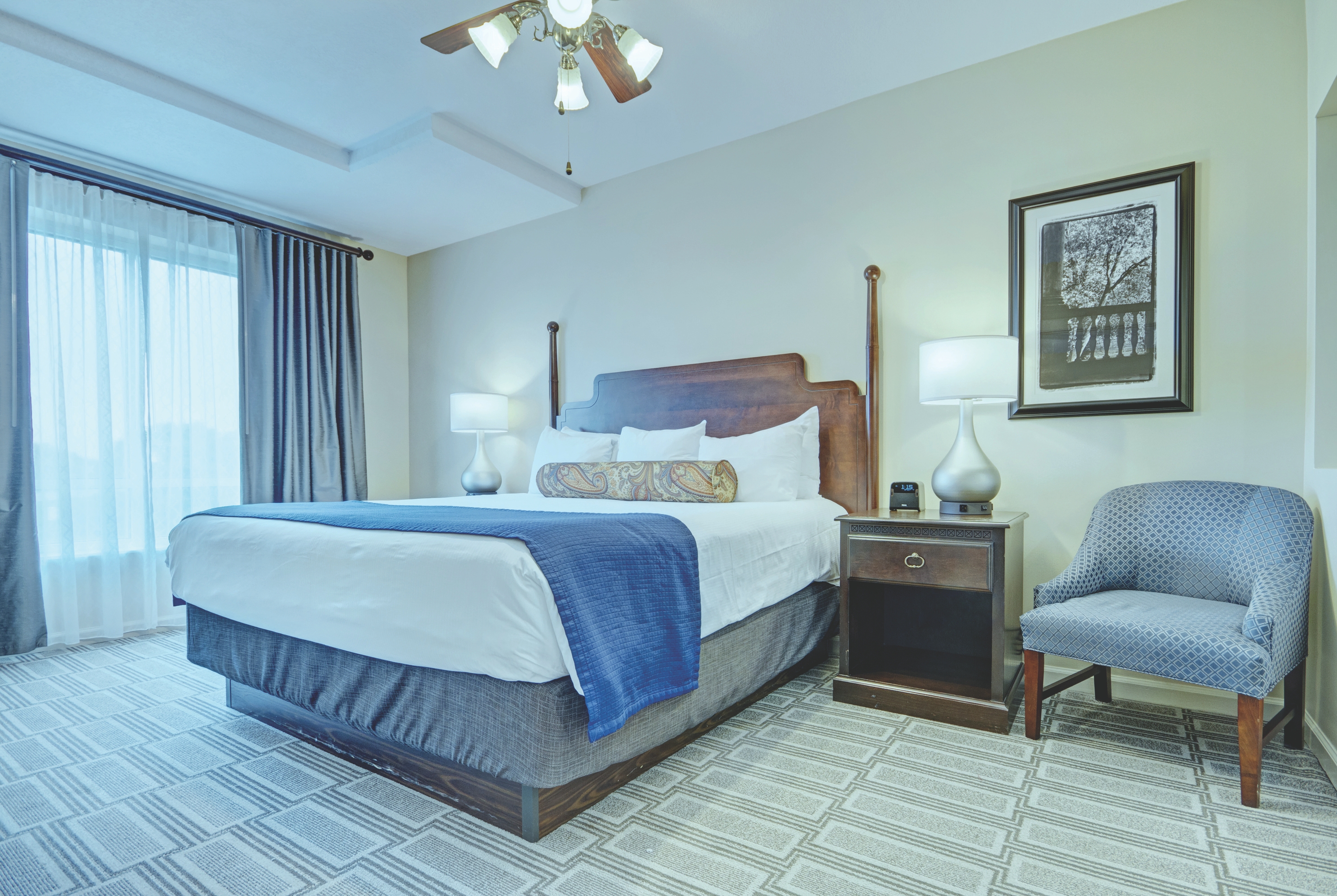 Guest room at the Club Wyndham Old Town Alexandria in Alexandria, Virginia
