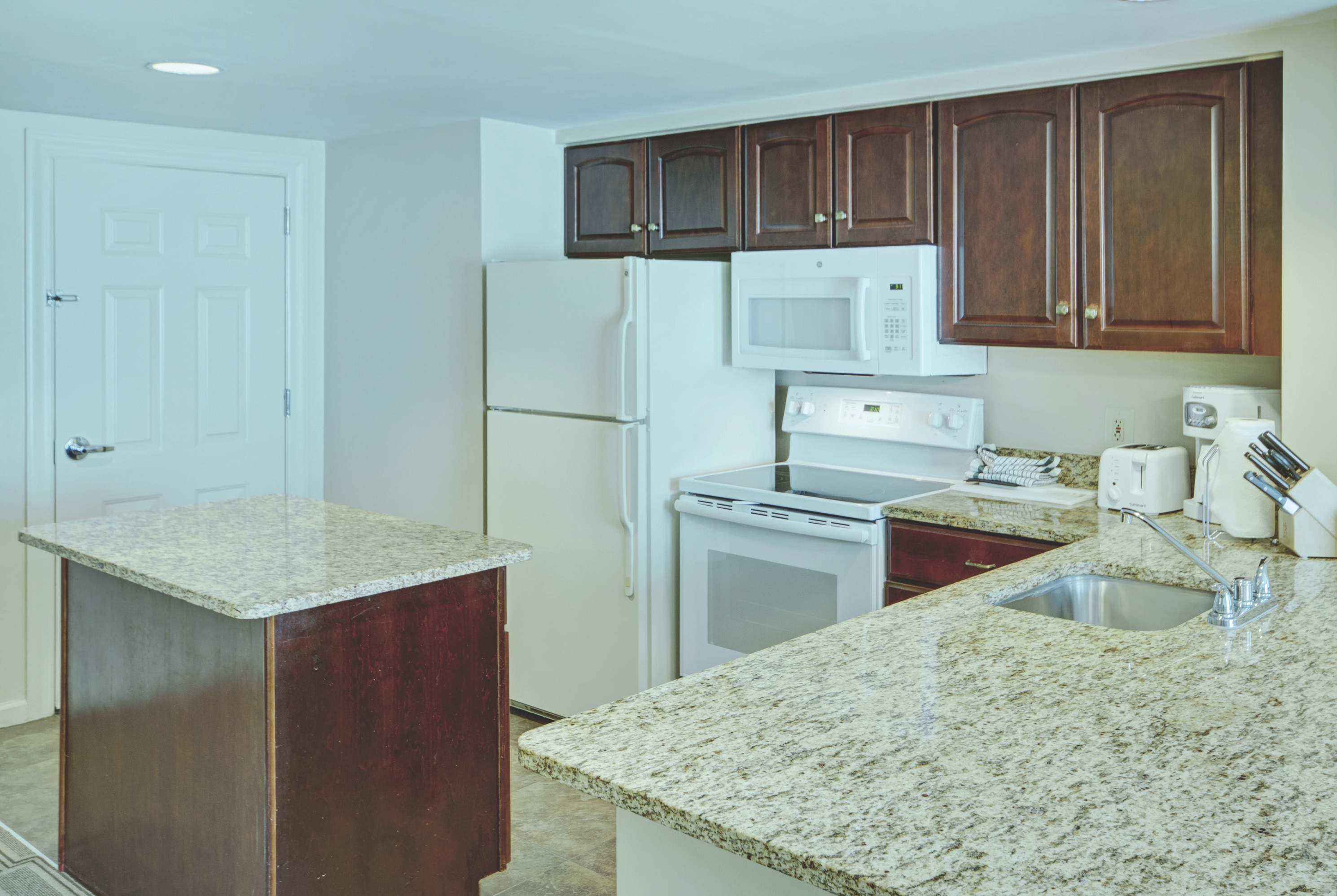 Guest room at the Club Wyndham Old Town Alexandria in Alexandria, Virginia
