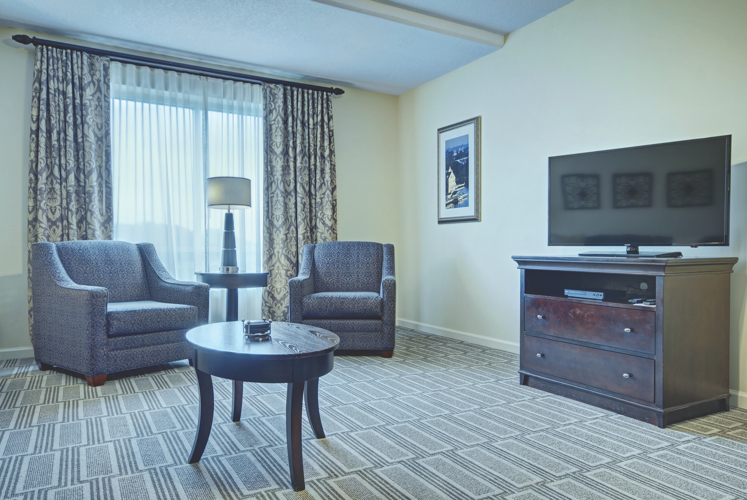 Guest room at the Club Wyndham Old Town Alexandria in Alexandria, Virginia