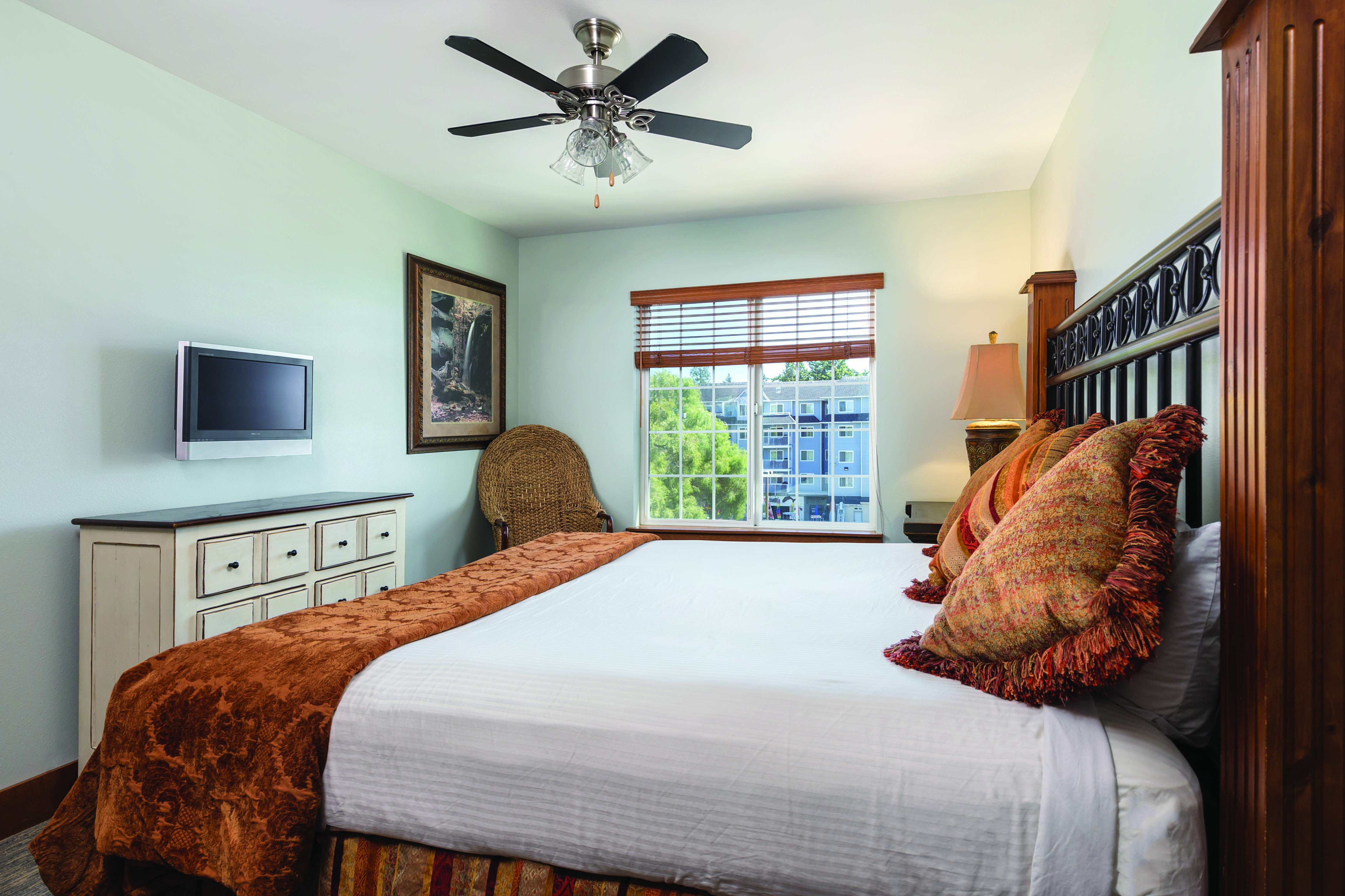 Guest room at the WorldMark Blaine in Birch Bay, Washington