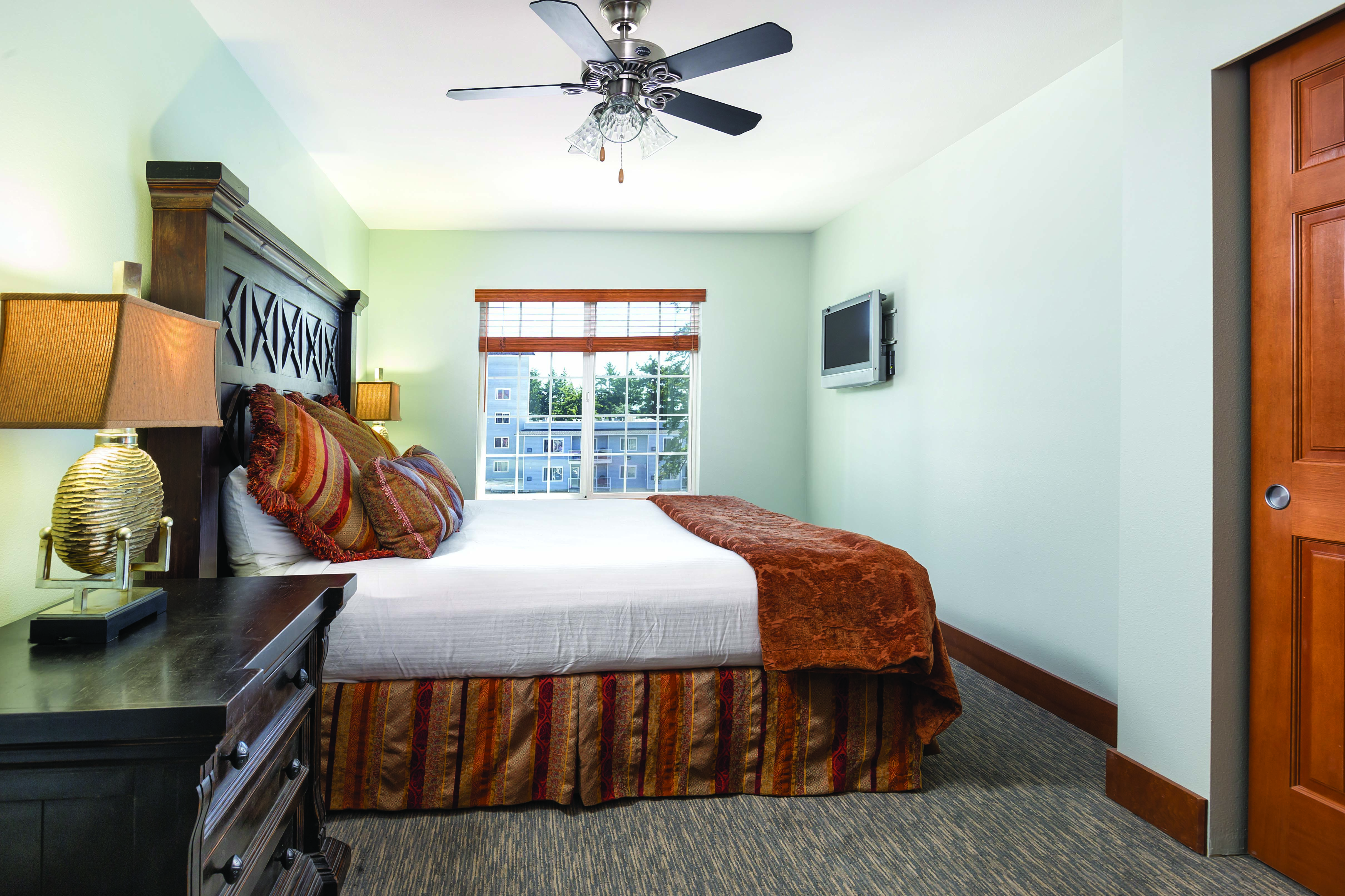 Guest room at the WorldMark Blaine in Birch Bay, Washington