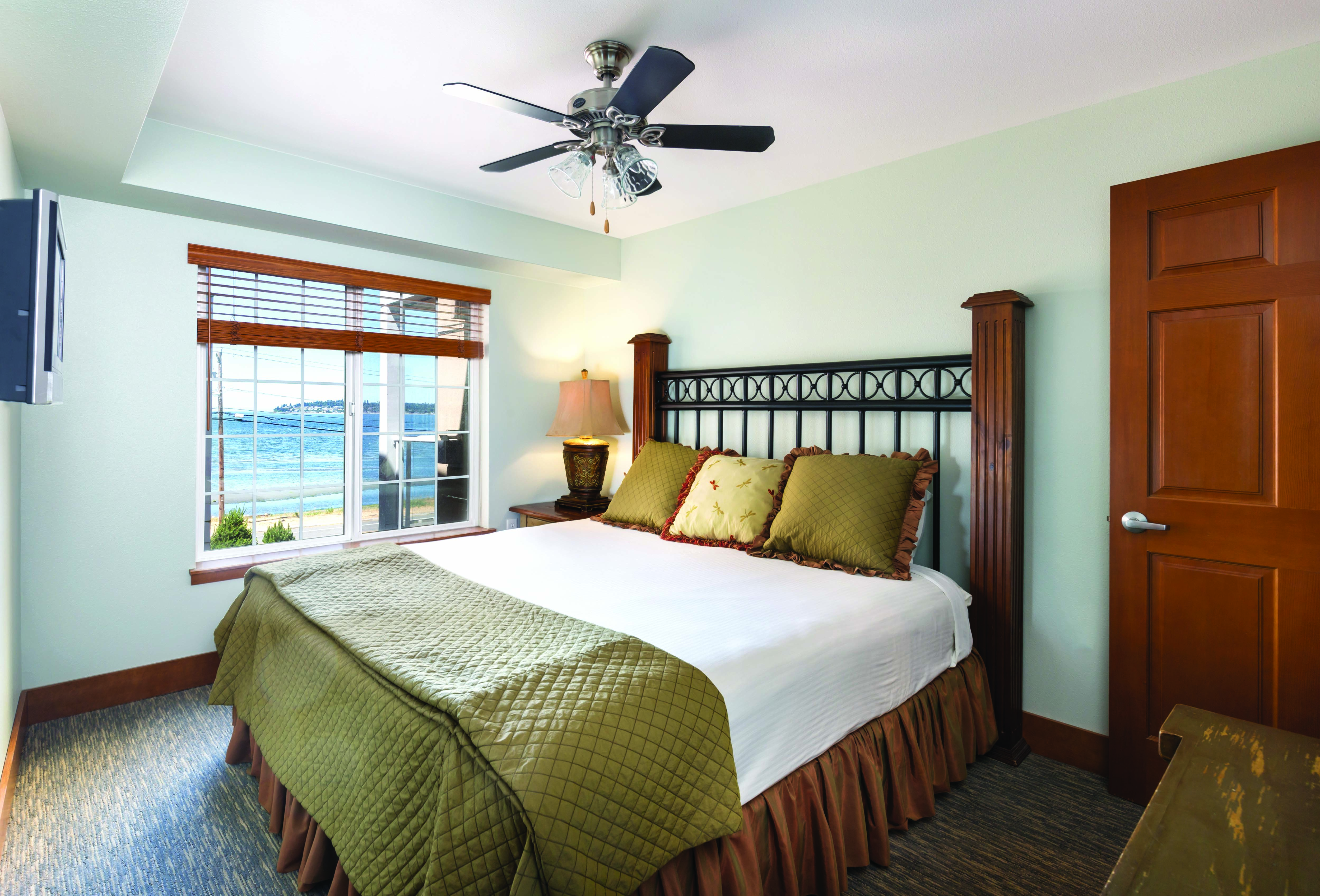 Guest room at the WorldMark Blaine in Birch Bay, Washington