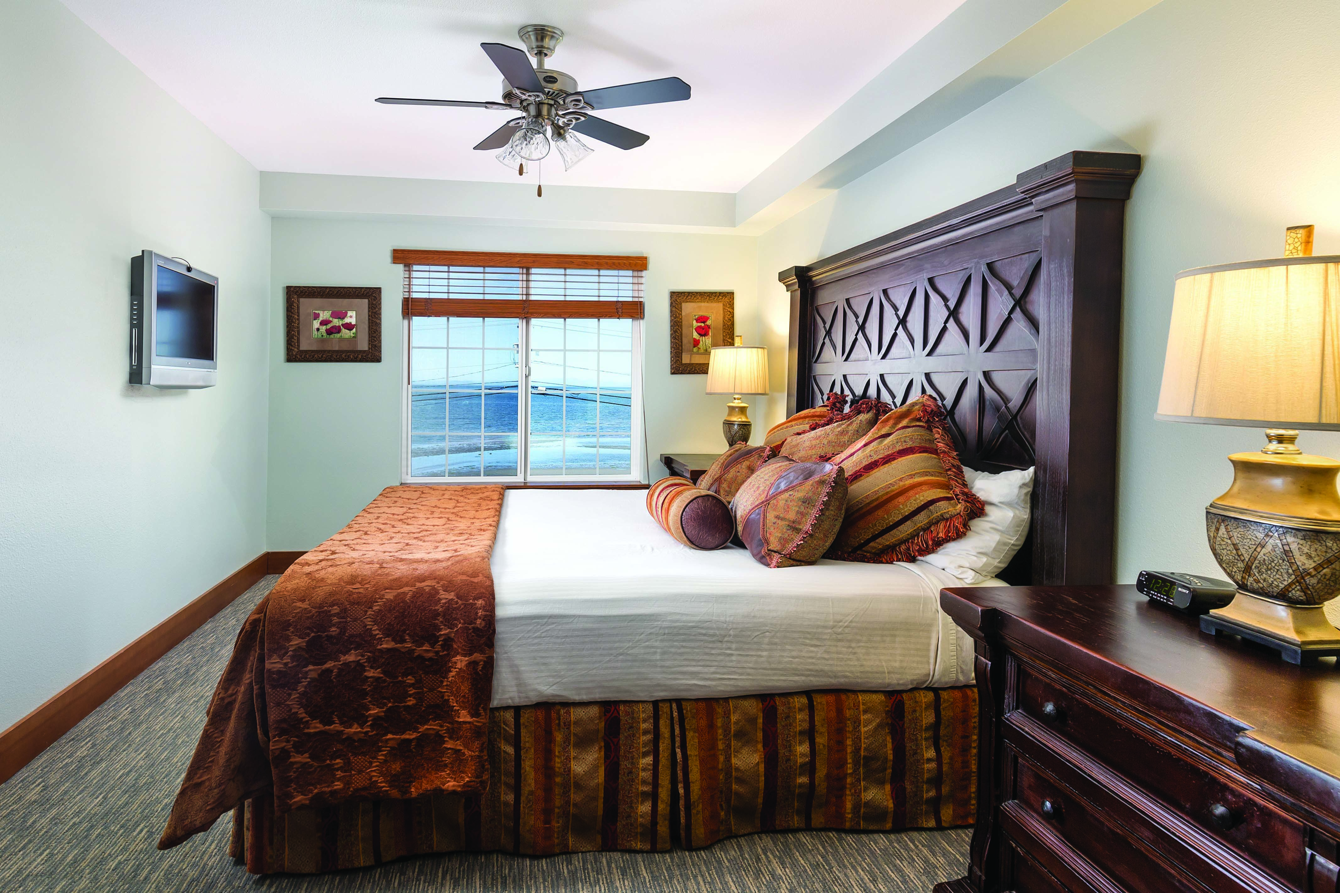 Guest room at the WorldMark Blaine in Birch Bay, Washington