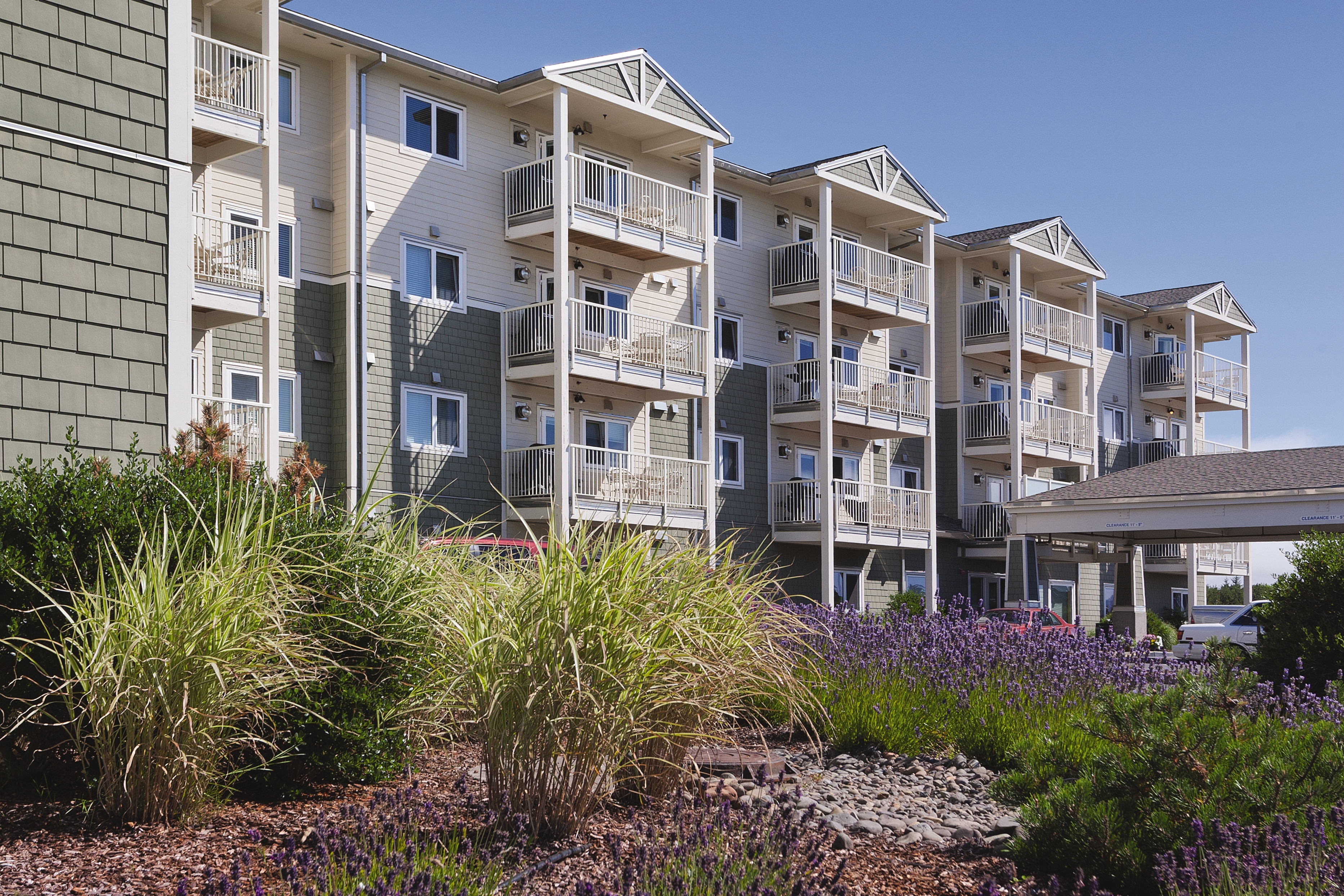 Exterior Day Image of WorldMark Long Beach hotel in Long Beach, Washington