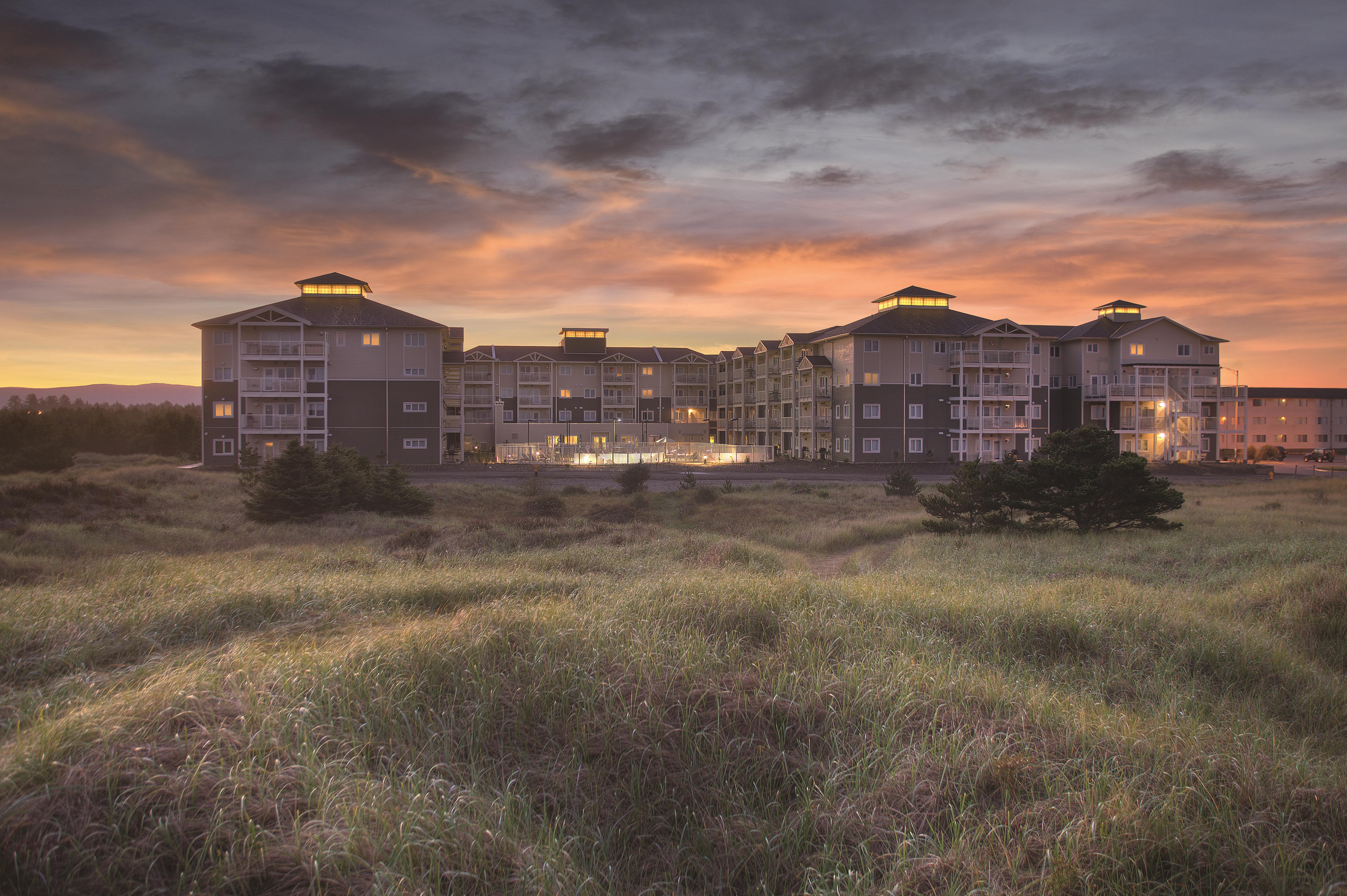 Exterior Dusk Image of WorldMark Long Beach hotel in Long Beach, Washington