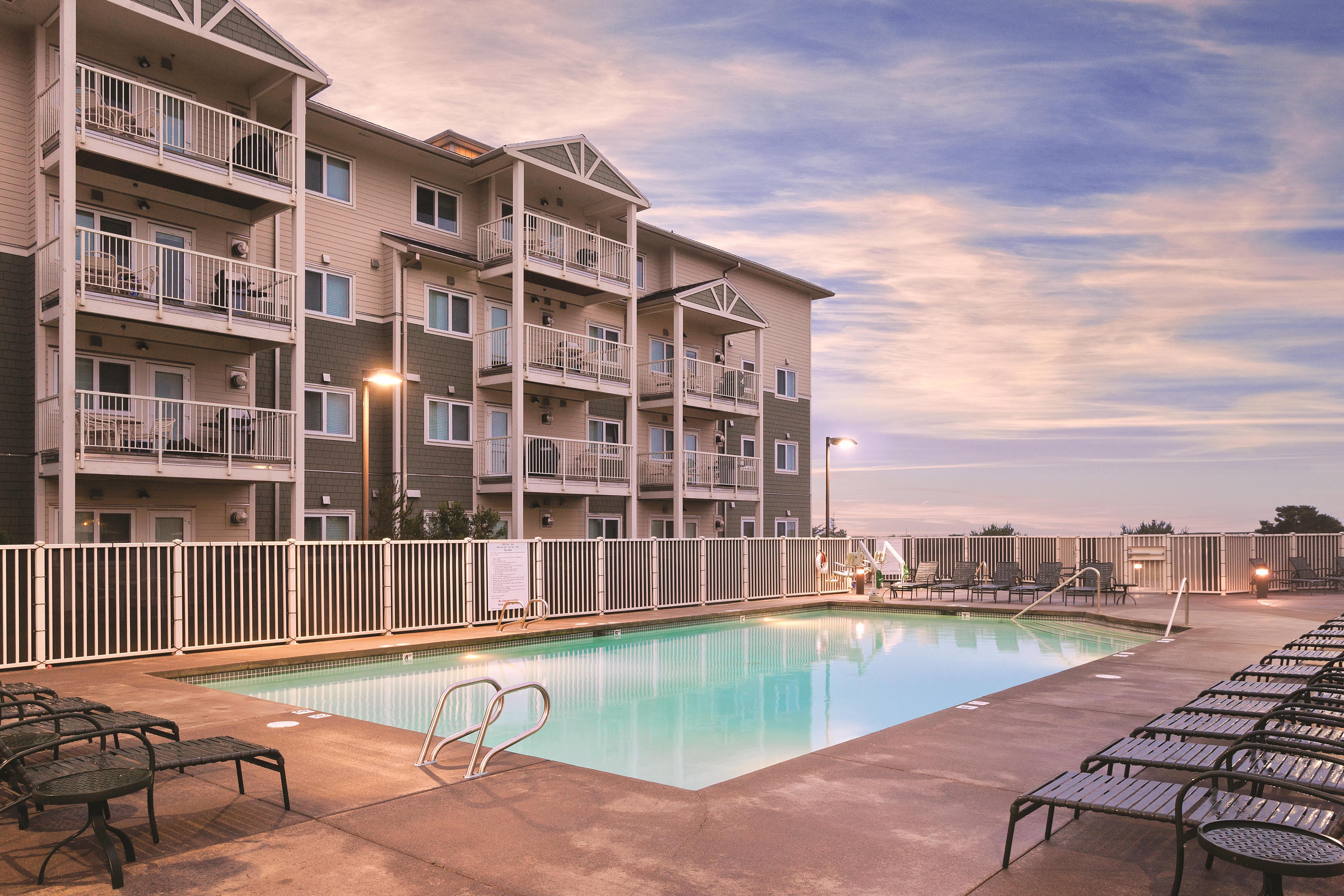 Exterior of WorldMark Long Beach hotel in Long Beach, Washington
