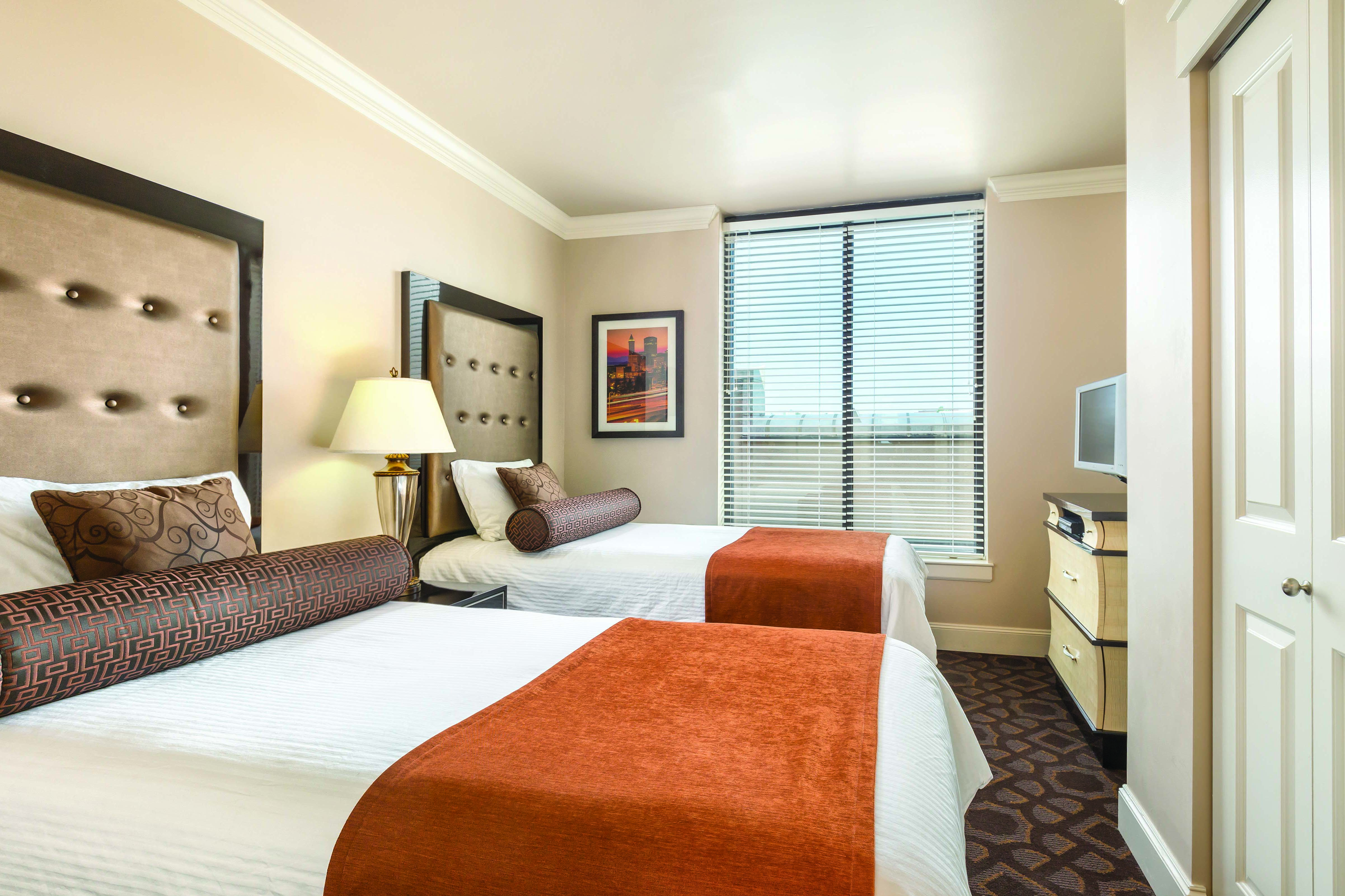 Guest room feature at the WorldMark Seattle - The Camlin in Seattle, Washington