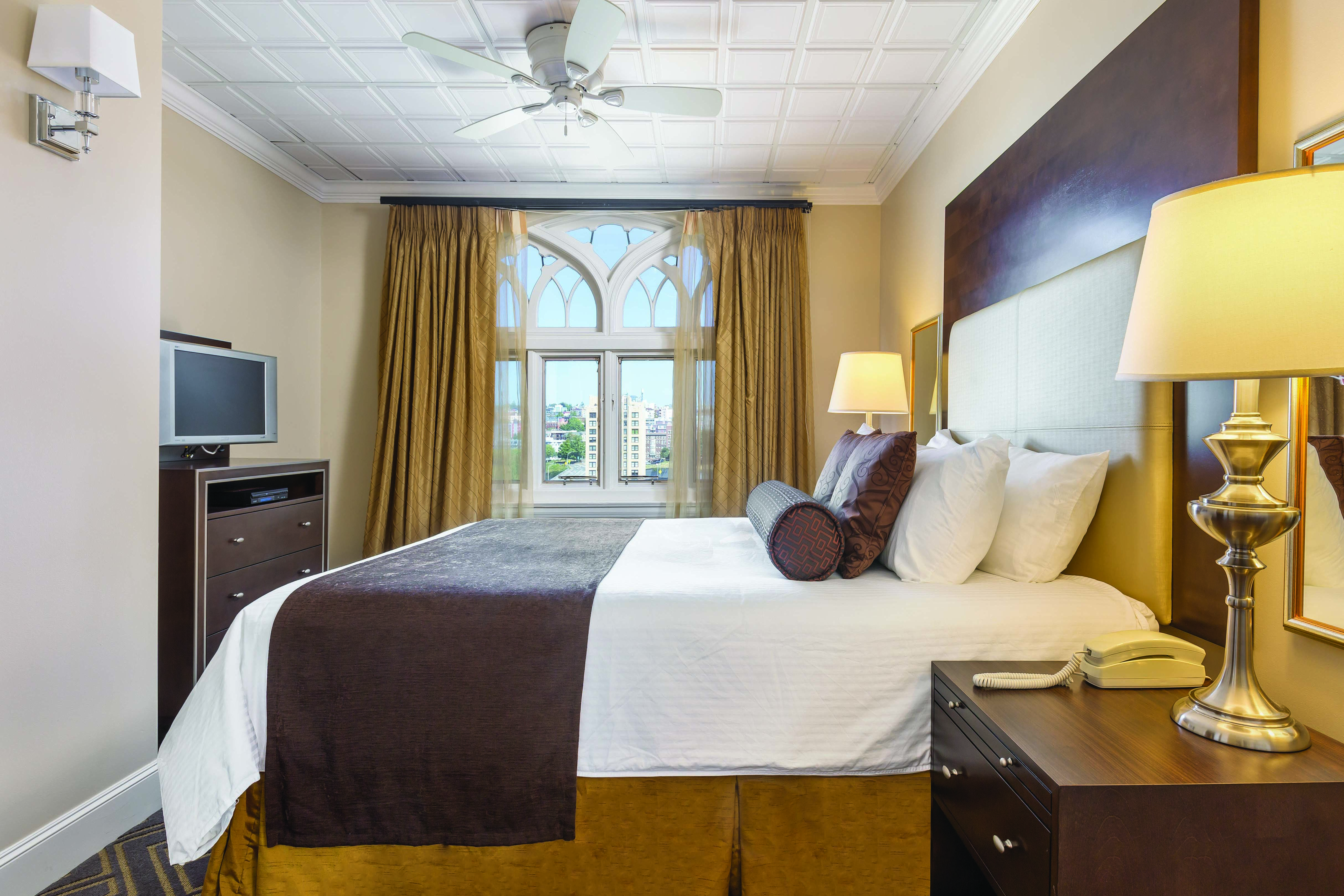 Guest room at the WorldMark Seattle - The Camlin in Seattle, Washington