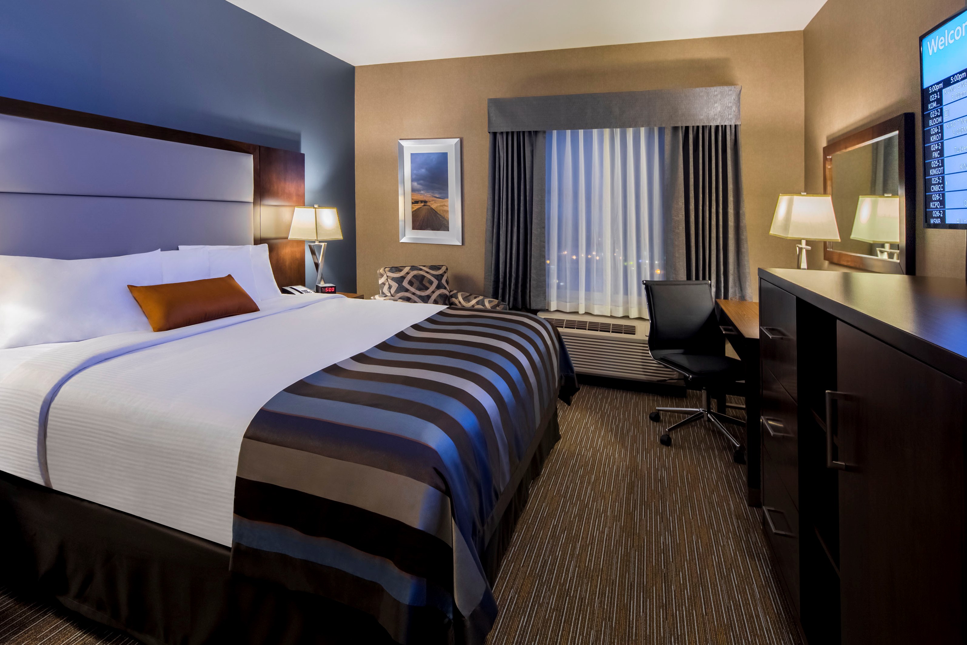 King bed guest room at the Wingate by Wyndham Kamloops in Kamloops, British Columbia