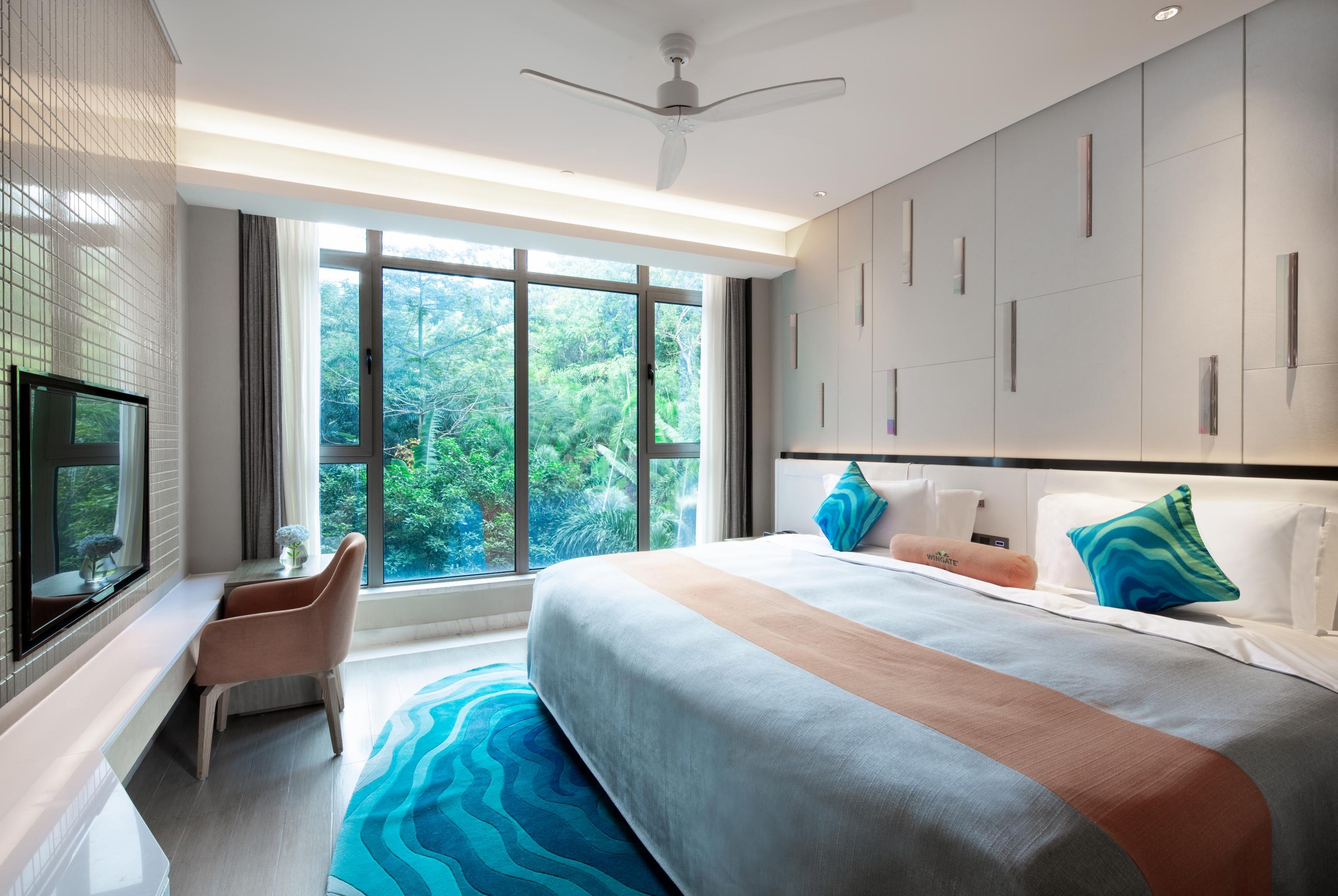 King bed guest room at the Wingate by Wyndham Sanya Luhuitou in Sanya, Other than US/Canada