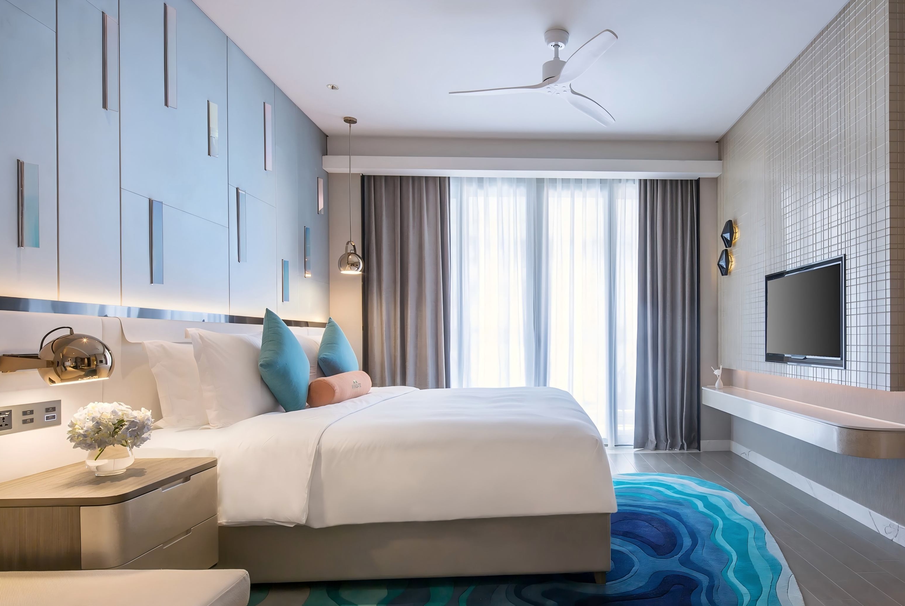 King bed guest room at the Wingate by Wyndham Sanya Luhuitou in Sanya, Other than US/Canada