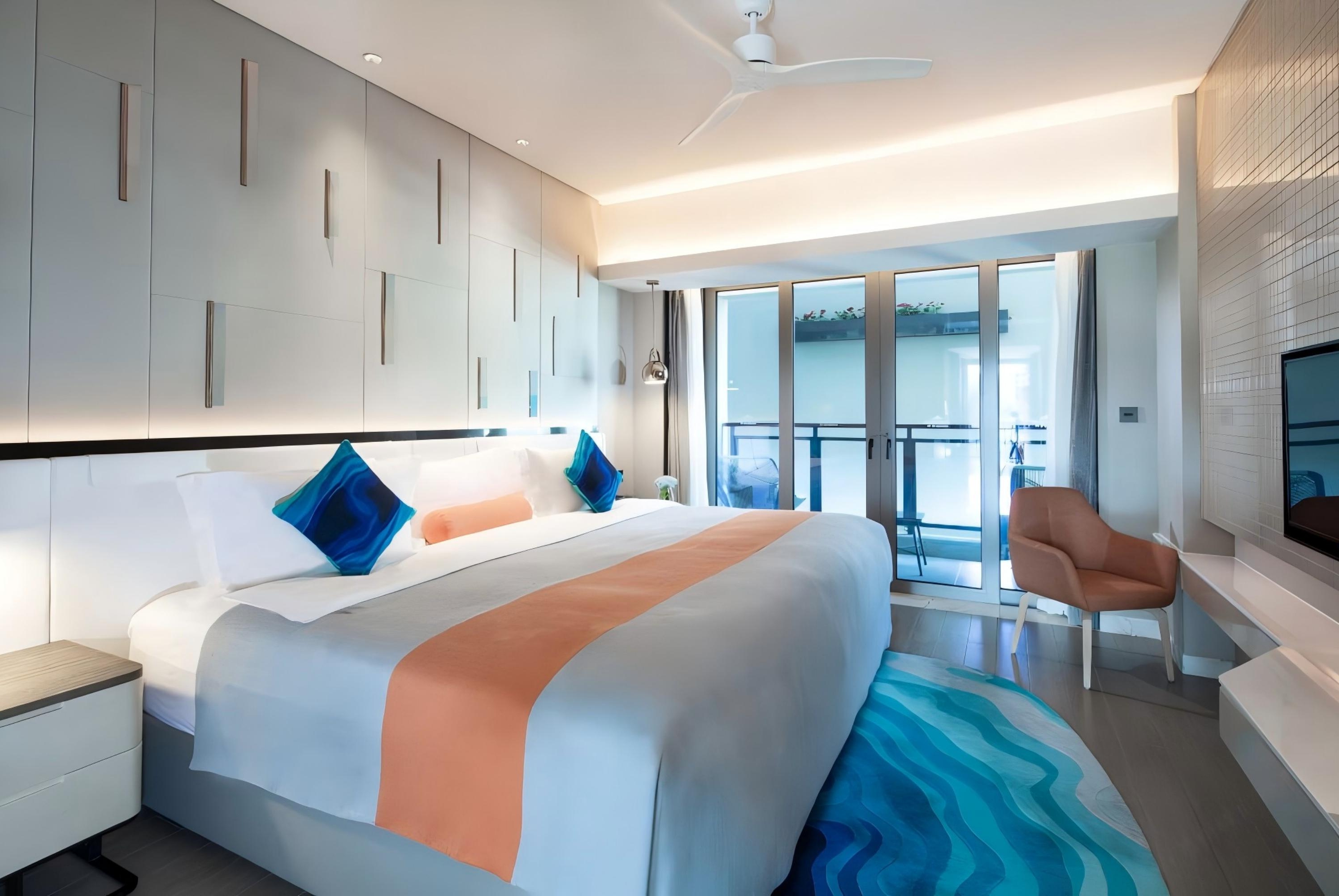 King bed guest room at the Wingate by Wyndham Sanya Luhuitou in Sanya, Other than US/Canada