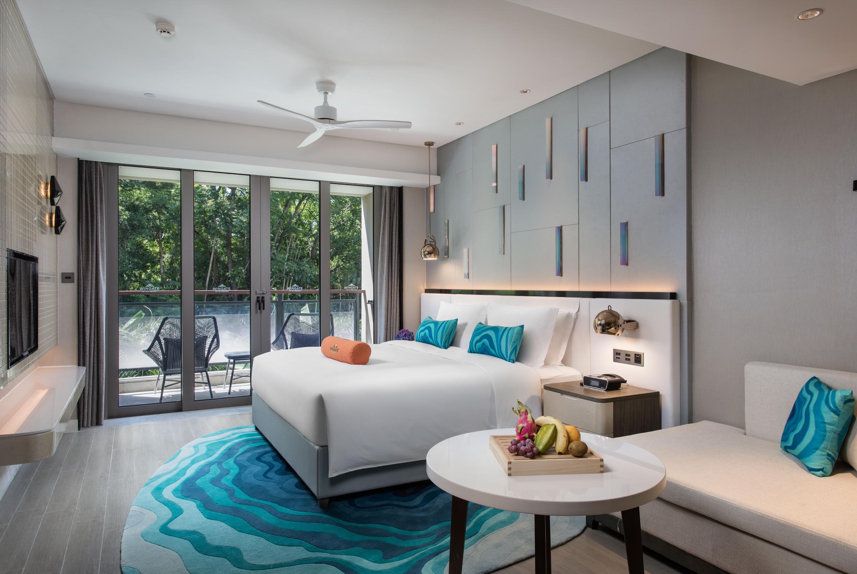 King bed guest room at the Wingate by Wyndham Sanya Luhuitou in Sanya, Other than US/Canada