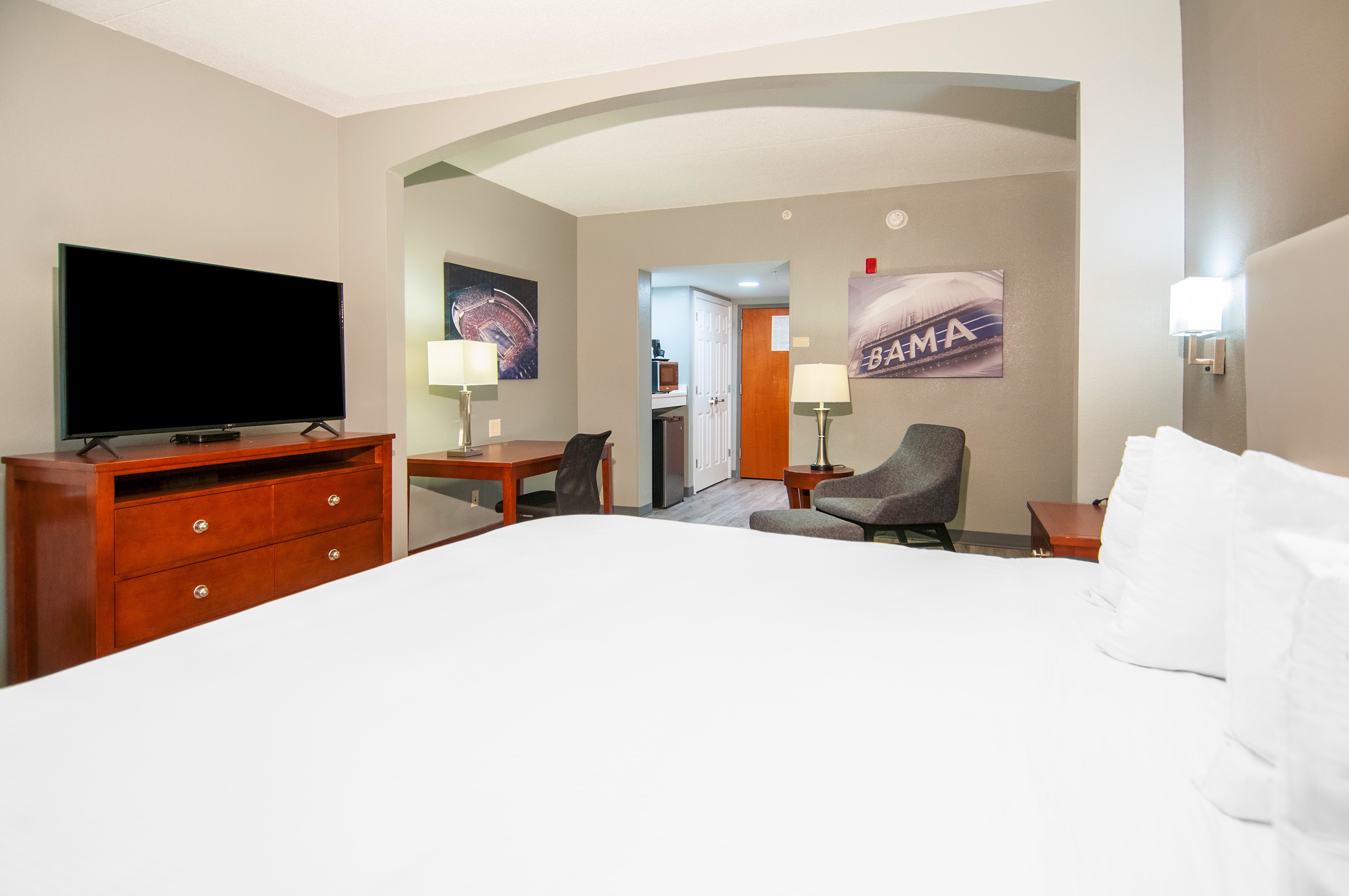 Guest room at the Wingate by Wyndham Tuscaloosa in Tuscaloosa, Alabama