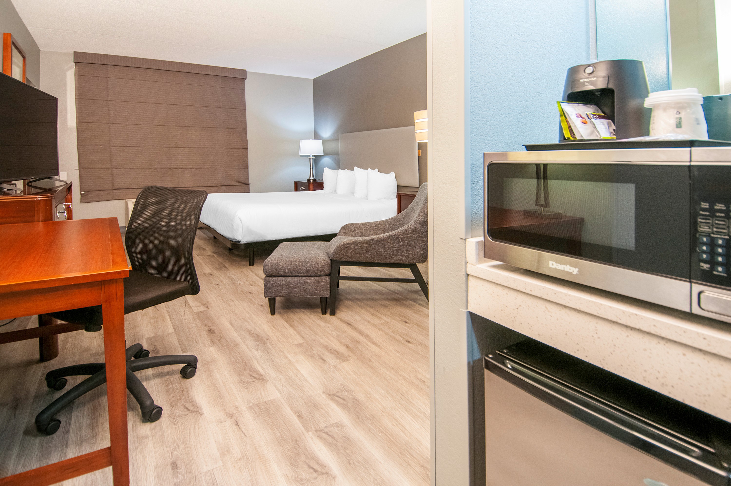 Guest room at the Wingate by Wyndham Tuscaloosa in Tuscaloosa, Alabama