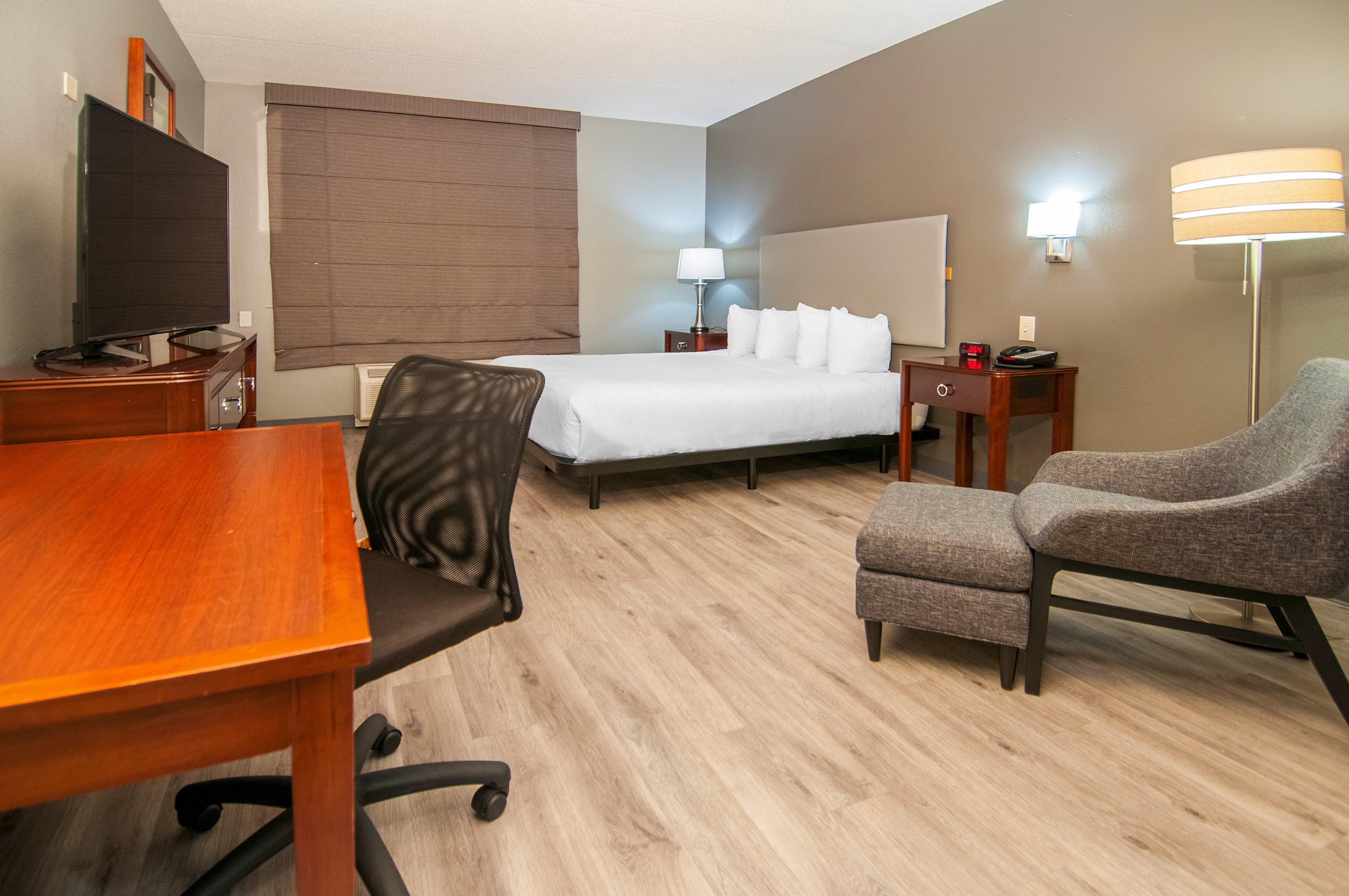 Guest room at the Wingate by Wyndham Tuscaloosa in Tuscaloosa, Alabama