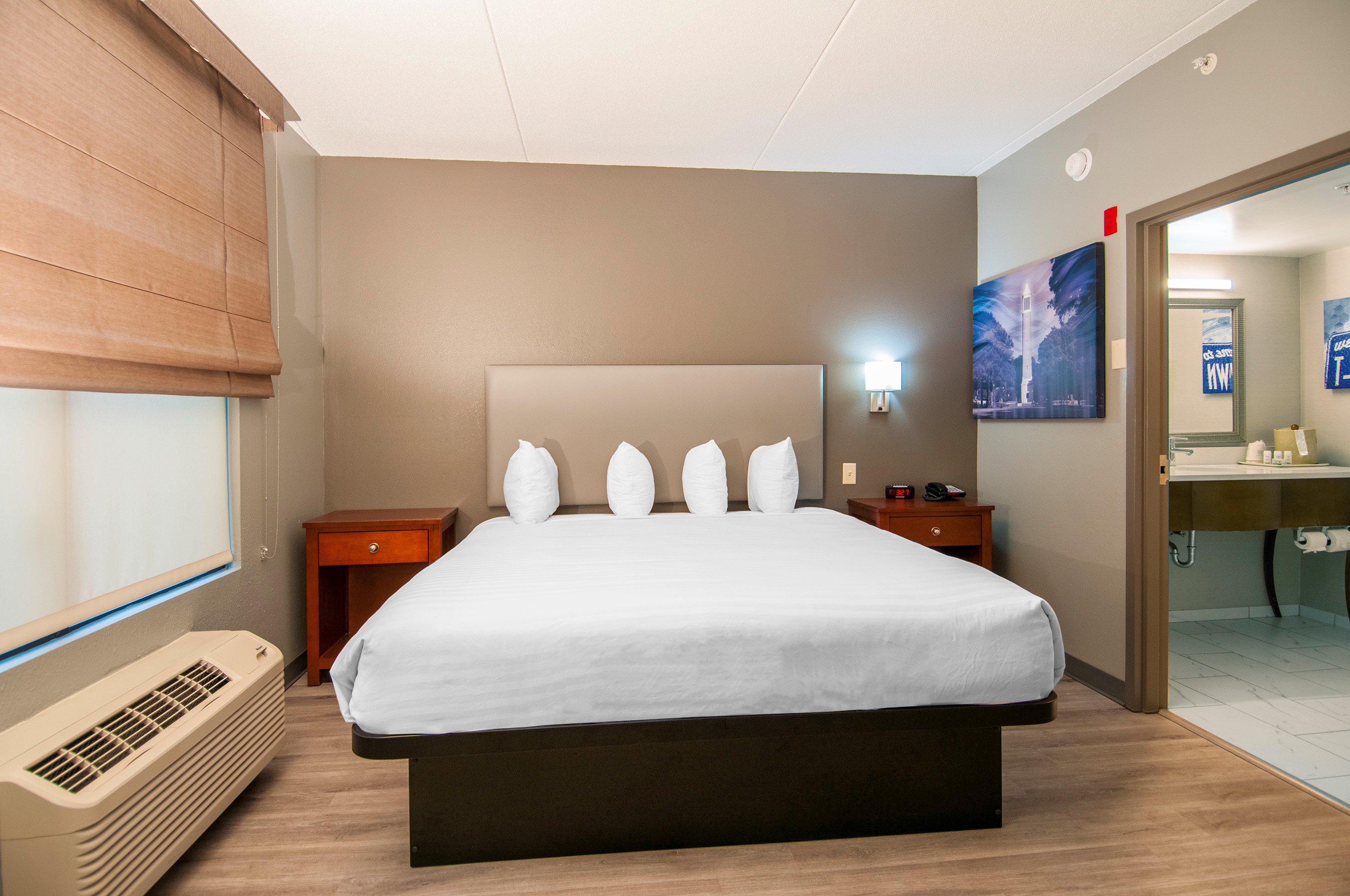 Guest room at the Wingate by Wyndham Tuscaloosa in Tuscaloosa, Alabama