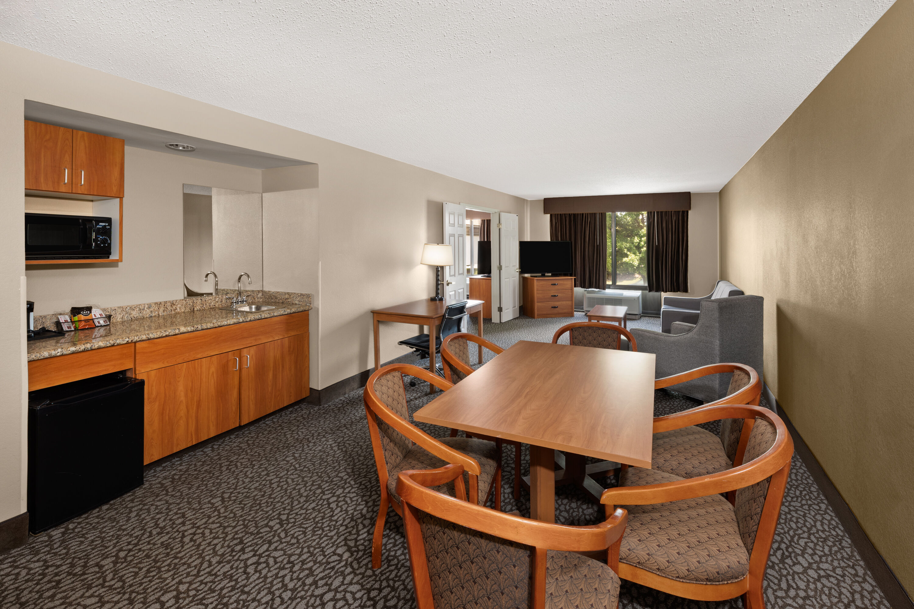 Wingate by Wyndham Little Rock suite in Little Rock, Arkansas