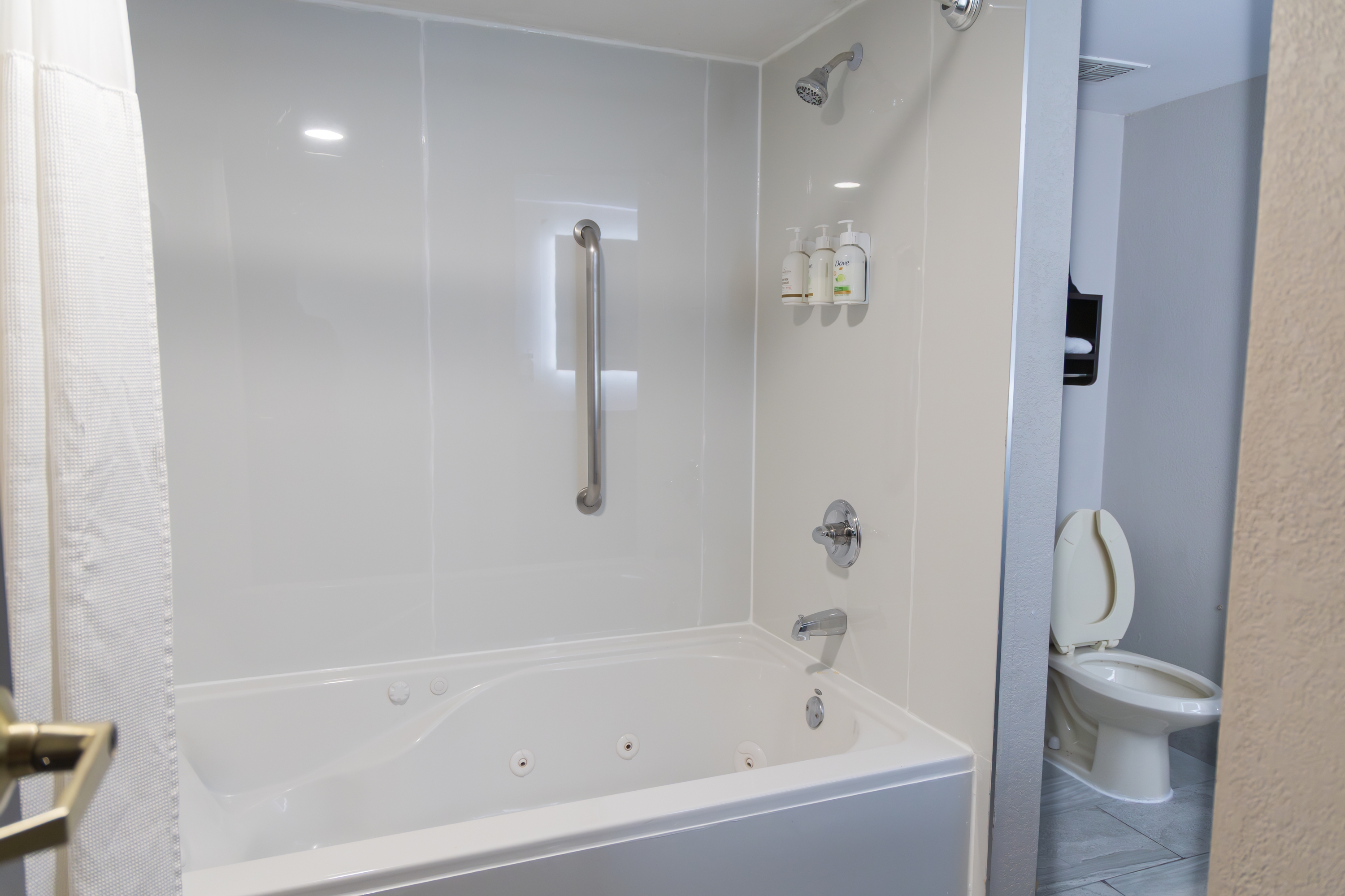 Guest room bath at the Wingate by Wyndham North Little Rock in North Little Rock, Arkansas
