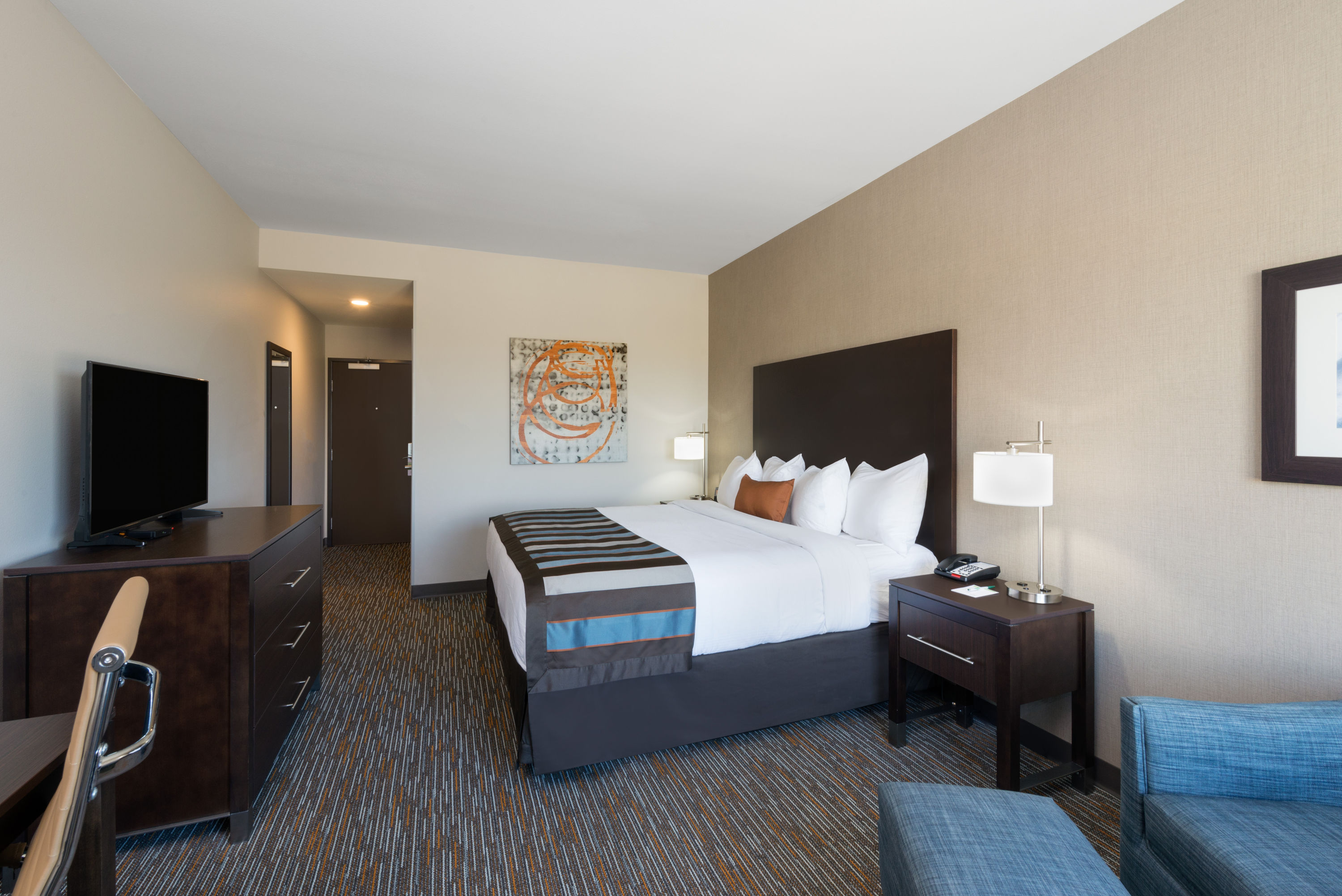 Guest room at the Wingate by Wyndham Loveland in Johnstown, Colorado