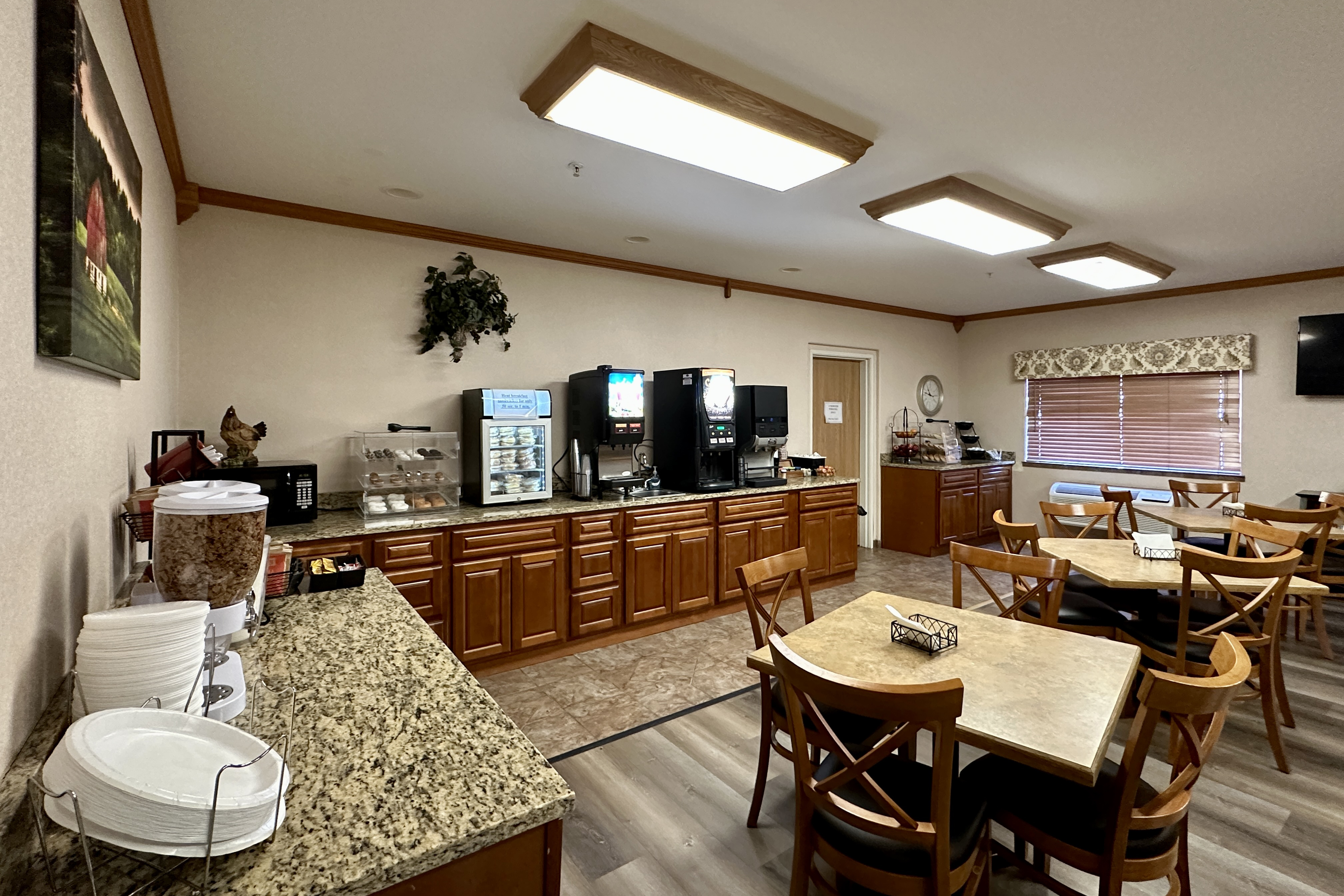 Wingate by Wyndham New Castle - Glenwood Springs restaurant breakfast area with seating in New Castle, Colorado