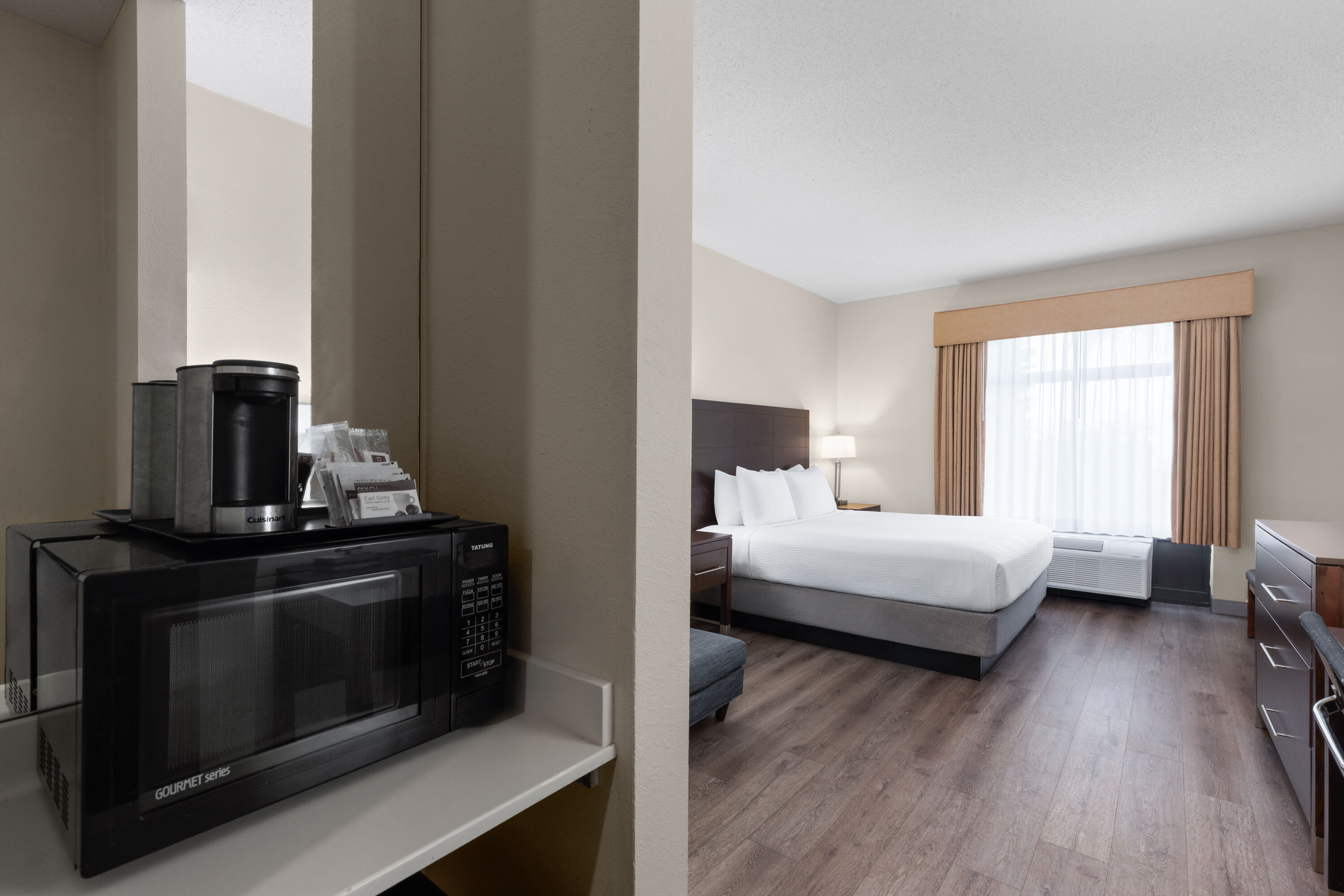 Guest room at the Wingate by Wyndham Destin in Destin, Florida