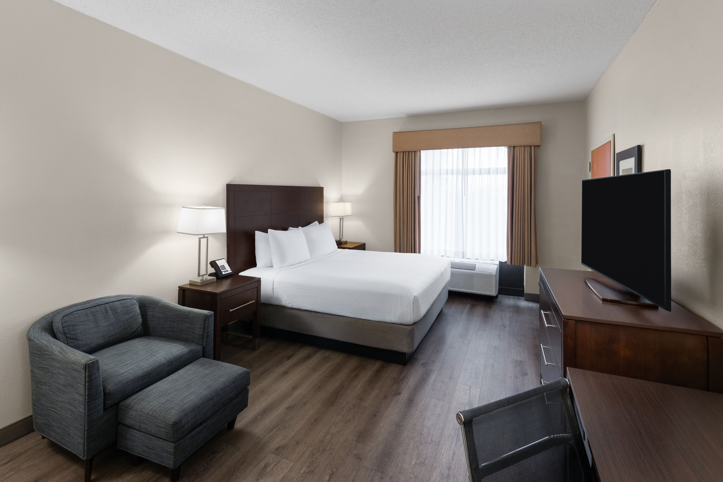 Guest room at the Wingate by Wyndham Destin in Destin, Florida