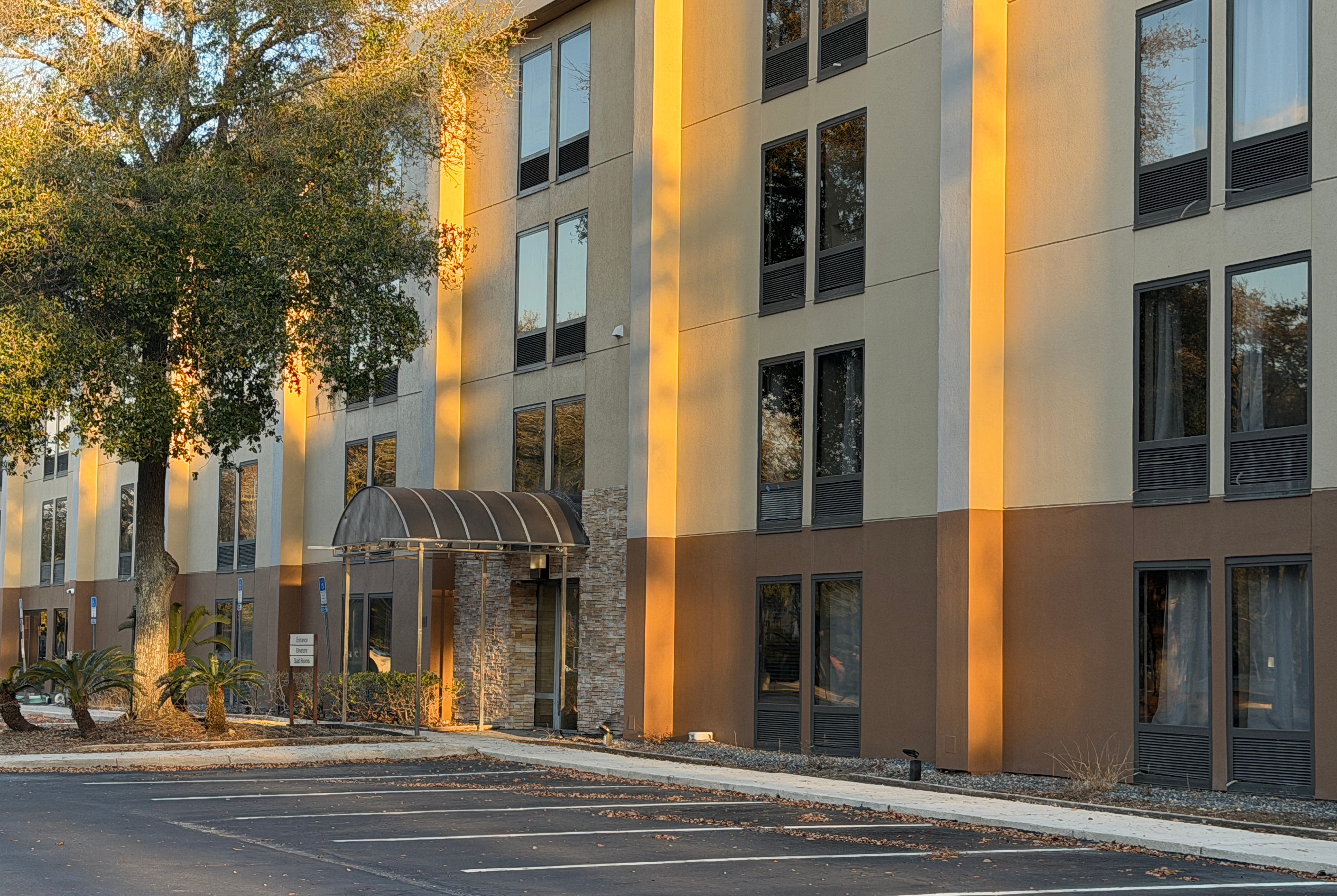 Exterior of Wingate by Wyndham Jacksonville FL hotel in Jacksonville, Florida