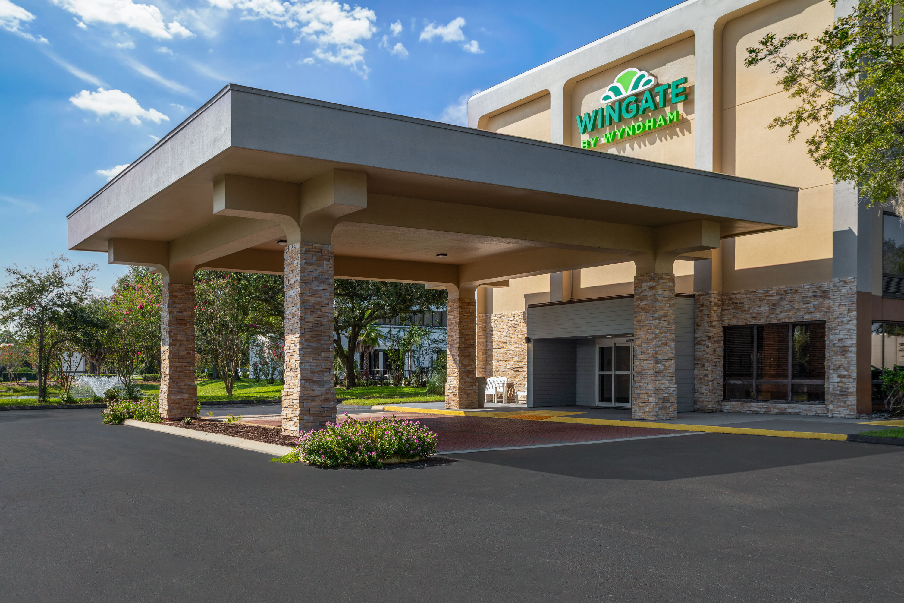 Exterior Day Image of Wingate by Wyndham Jacksonville FL hotel in Jacksonville, Florida