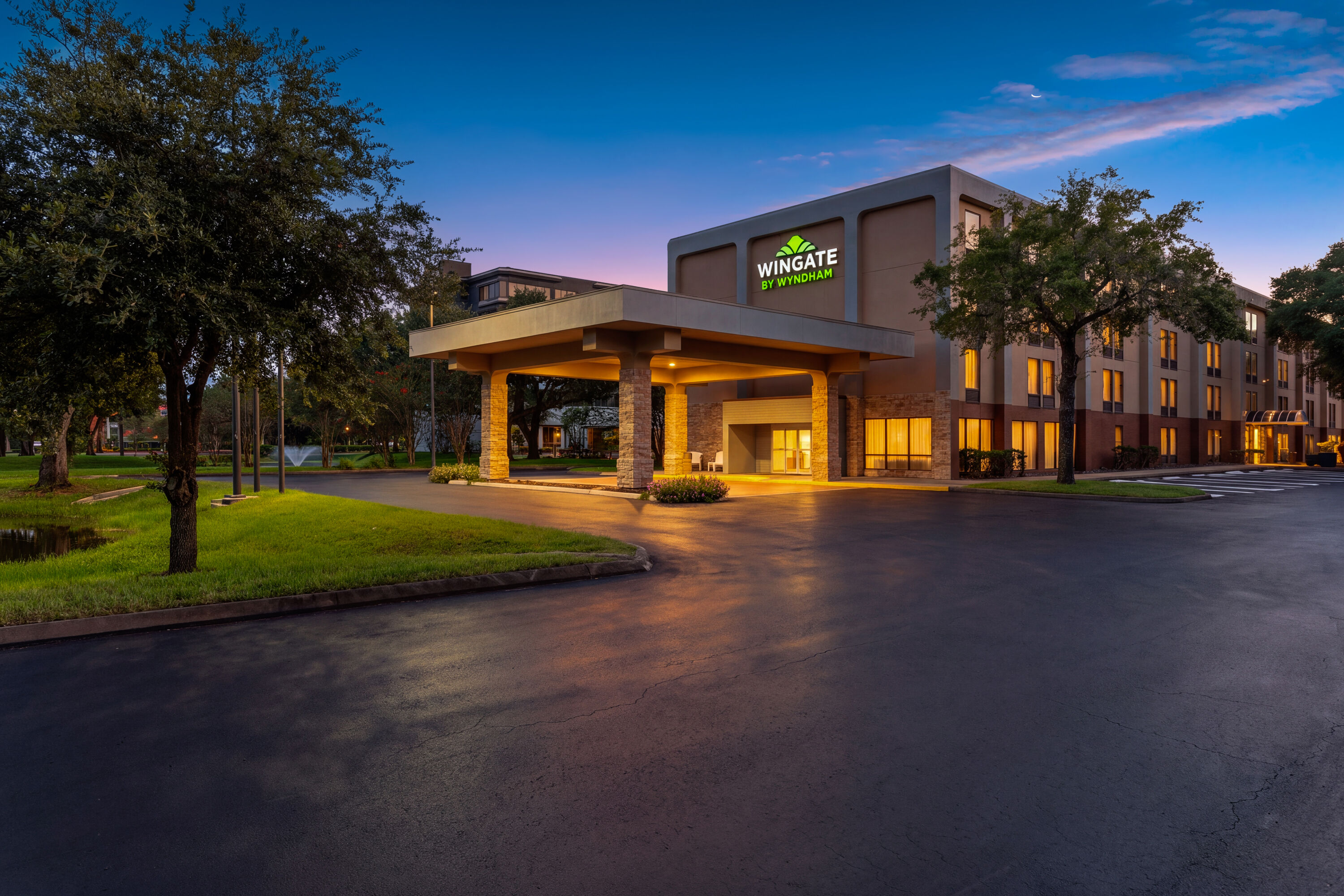 Exterior Dusk Image of Wingate by Wyndham Jacksonville FL hotel in Jacksonville, Florida