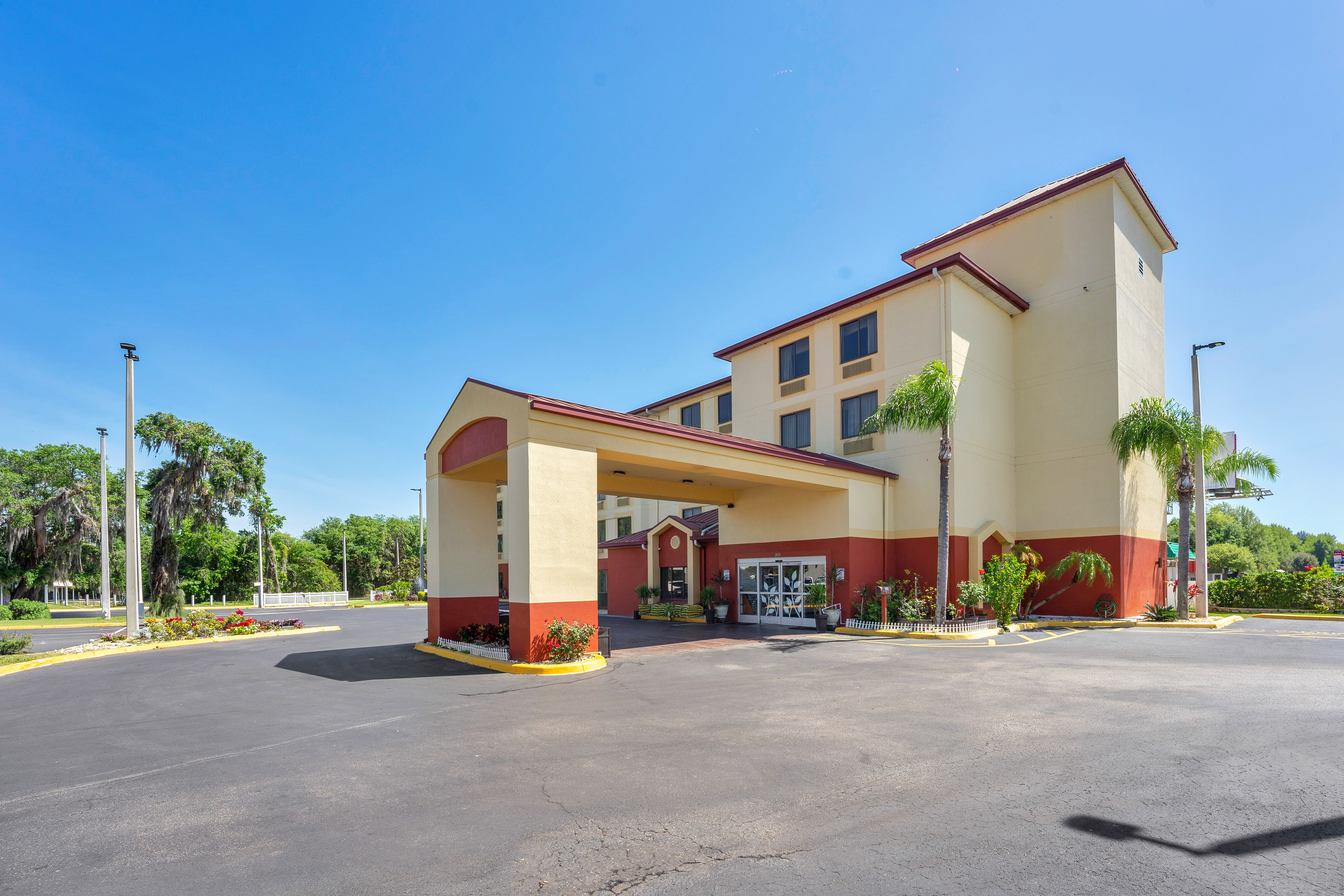 Exterior of Wingate by Wyndham Leesburg Florida hotel in Leesburg, Florida